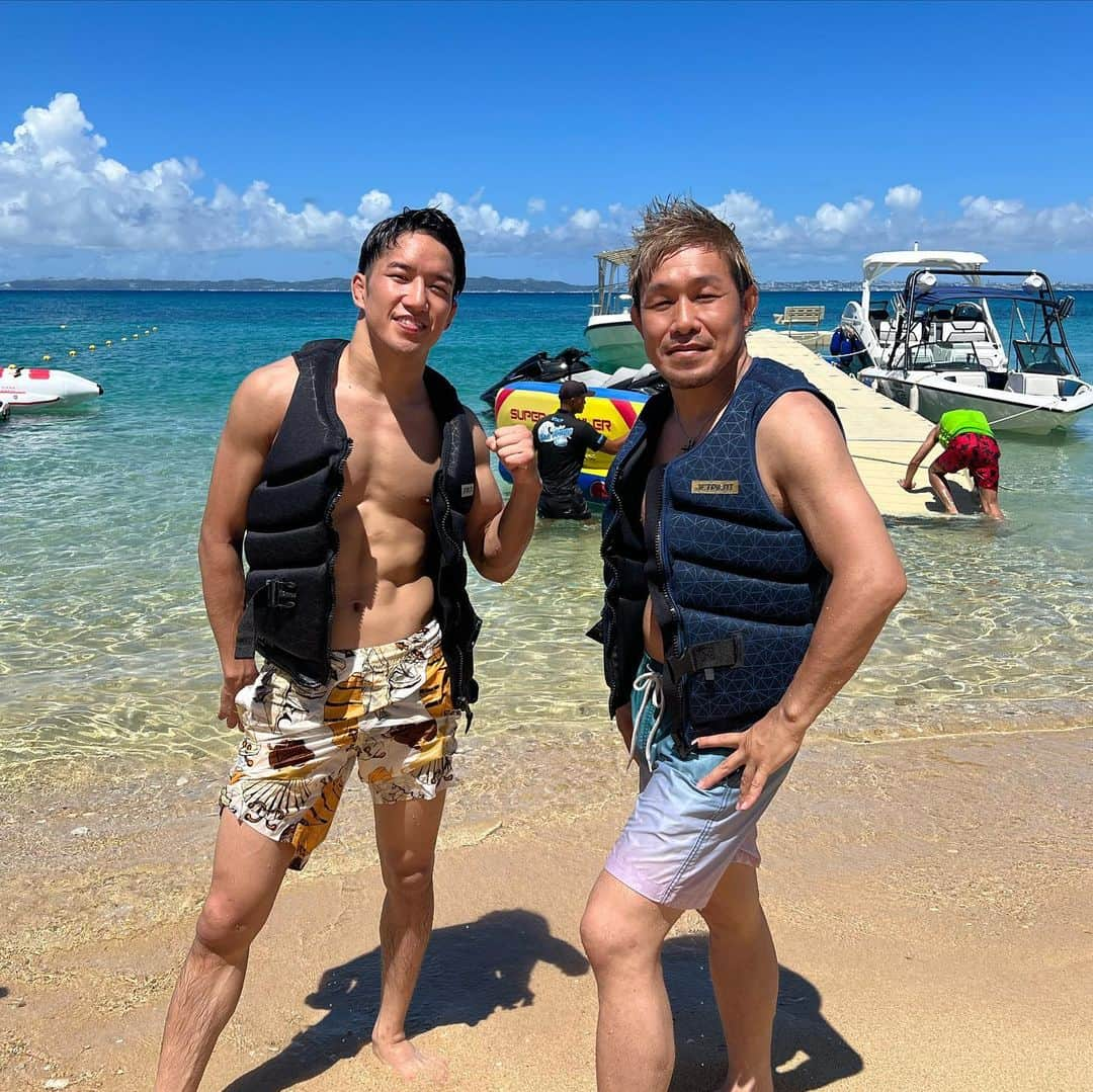 朝倉海のインスタグラム：「沖縄男旅が楽しすぎる🏝 一度戦った人とここまで仲良くなれるとは思わなかった。 戦友から親友🤝」