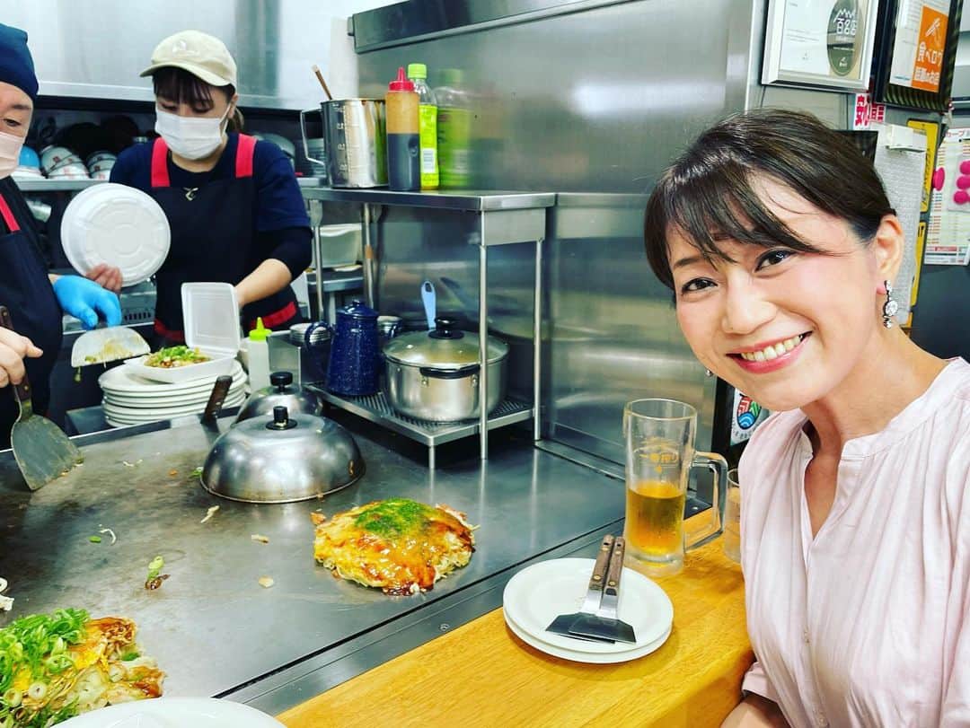 大隅智子のインスタグラム：「お好み焼きは鉄板で食べるのが一番です！ 広島滞在中、3回行きました！ 美味しいお店をいつも教えてくれるのは、ヨガ友達のマナさんです。 ビールとお好み焼きは最高じゃね！ #広島 #お好み焼き #ビール　 #鉄板」