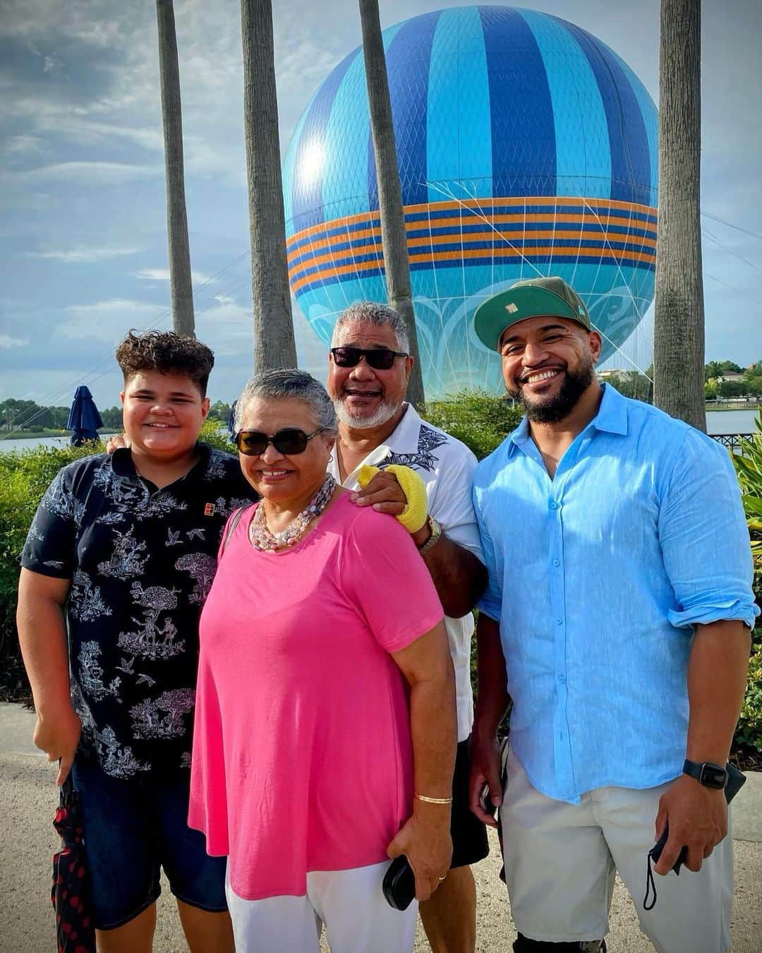 テヴィタ・フィフィタのインスタグラム：「Family time from this past weekend. Big thanks to @msvhfifita for always taking the pics. Nephew ready to be 2nd tallest in the fam.」