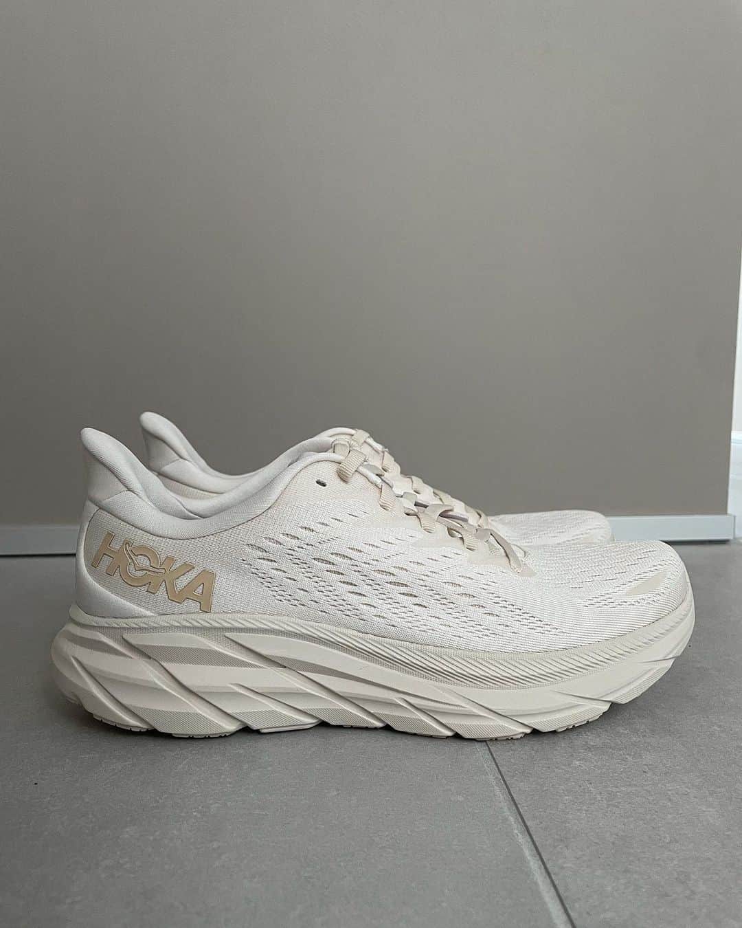 馬場一馬のインスタグラム：「ＮＥＷ　ＫＩＣＫＳ　👟👟👟 ランニングシューズを新しく買い足しました！！ 今回はHOKAを選びました👀 HOKA ONE ONEはフランス発信のフットウェアブランドで“ＨＯＫＡ ＯＮＥ ＯＮＥ”とは、ニュージーランドのマオリ族の言葉で、意訳すると”Ｔｉｍｅ ｔｏ Ｆｌｙ（さぁ、飛ぼう）”っていう意味らしいです。 言葉のとおり見た目のボリューム感とは裏腹にとにかく軽いです‼︎‼︎ デザインも⭕️ #running #runningshoes #hoka#hokaoneone  #オジ活」