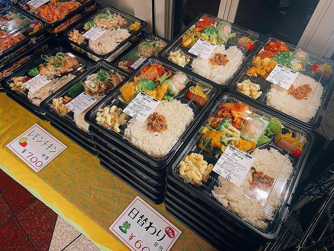 ベトナムフロッグ汐留のインスタグラム：「こんにちは！ 東京 汐留のベトナム料理専門店 ベトナムフロッグです🐸 本日も元気に営業しております✨ 店頭にてお弁当も販売中です！ チリソースやカレーを使った アジアンテイストの日替わり弁当がオススメです😊 お近くにお越しの方は是非お立ち寄りください☺️‼️  📍 東京都港区東新橋 1-5-2 汐留シティセンター B1F  🚃アクセス  JR新橋駅汐留口より徒歩3分 地下鉄新橋駅2番出口より徒歩3分 地下鉄汐留駅より徒歩1分 ☎050-7300-2964  #ベトナムフロッグ #ベトナムフロッグ汐留店  #東京 #汐留 #新橋 #ベトナム料理 #アジアン料理 #パクチー #アジアン #フォー #🇻🇳 #東京ランチ #汐留ランチ #新橋ランチ #お弁当 #vietnam #vietnamesefood #asian #asianfood #food #foodie #foodporn #vietnam🇻🇳」