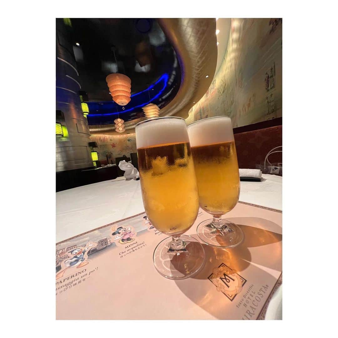 まういさんのインスタグラム写真 - (まういInstagram)「2022.08.07 結婚式1周年記念日❤︎ 結婚指輪にも刻まれた大切な日ということで1周年当日にミラコスタに帰ったよ🤎 ディズニーで挙式を挙げた人向けの1stウェディングアニバーサリープランってのもあって、飯も部屋も最高でござんした_(¦3｣ ∠)_  披露宴会場の装花は俺には内緒でかりんちゃんだけが担当さんと打ち合わせして作り上げたものなんだけど、めっちゃお気に入りだったからそれを少しでも思い出して欲しくて似たデザインの花束を🌷 渡す時プロポーズのシーンがフラッシュバックして2人して泣いてた🥲かわいい 毎年の恒例にしたのでまた来年もいこーね🥰ルーナのおむつ取れてプール入れたらいいなぁ  2年間もお世話になったプランナーさんはまさかのアンバサダーホテルの方に異動で会えなかったのでそれはまたリベンジということで  家族が1人増えた1周年。またこの一年はどんな一年になるのかな。 よろしくね、花鈴ちゃん🥳」8月16日 11時41分 - mauie_cayton