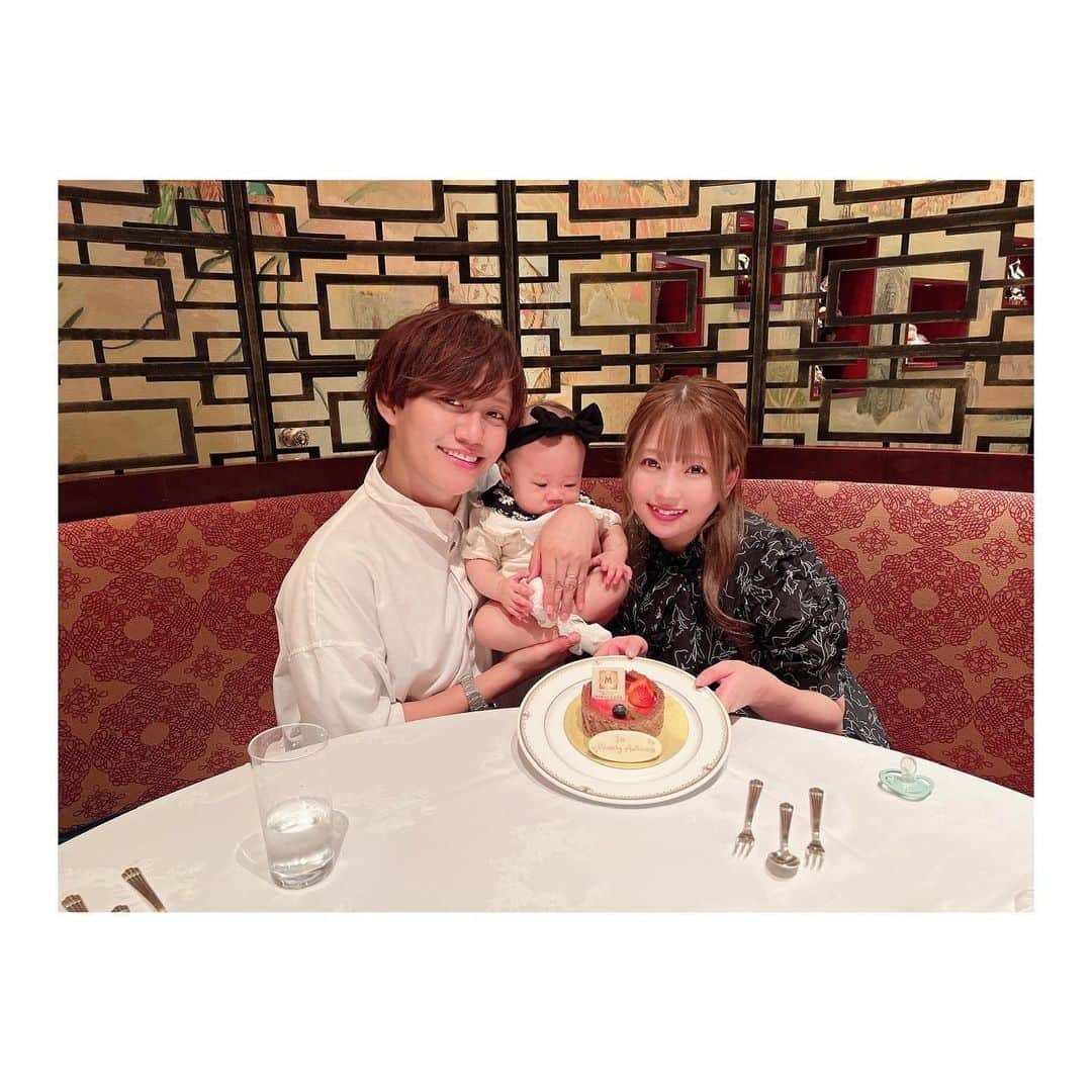 まういさんのインスタグラム写真 - (まういInstagram)「2022.08.07 結婚式1周年記念日❤︎ 結婚指輪にも刻まれた大切な日ということで1周年当日にミラコスタに帰ったよ🤎 ディズニーで挙式を挙げた人向けの1stウェディングアニバーサリープランってのもあって、飯も部屋も最高でござんした_(¦3｣ ∠)_  披露宴会場の装花は俺には内緒でかりんちゃんだけが担当さんと打ち合わせして作り上げたものなんだけど、めっちゃお気に入りだったからそれを少しでも思い出して欲しくて似たデザインの花束を🌷 渡す時プロポーズのシーンがフラッシュバックして2人して泣いてた🥲かわいい 毎年の恒例にしたのでまた来年もいこーね🥰ルーナのおむつ取れてプール入れたらいいなぁ  2年間もお世話になったプランナーさんはまさかのアンバサダーホテルの方に異動で会えなかったのでそれはまたリベンジということで  家族が1人増えた1周年。またこの一年はどんな一年になるのかな。 よろしくね、花鈴ちゃん🥳」8月16日 11時41分 - mauie_cayton