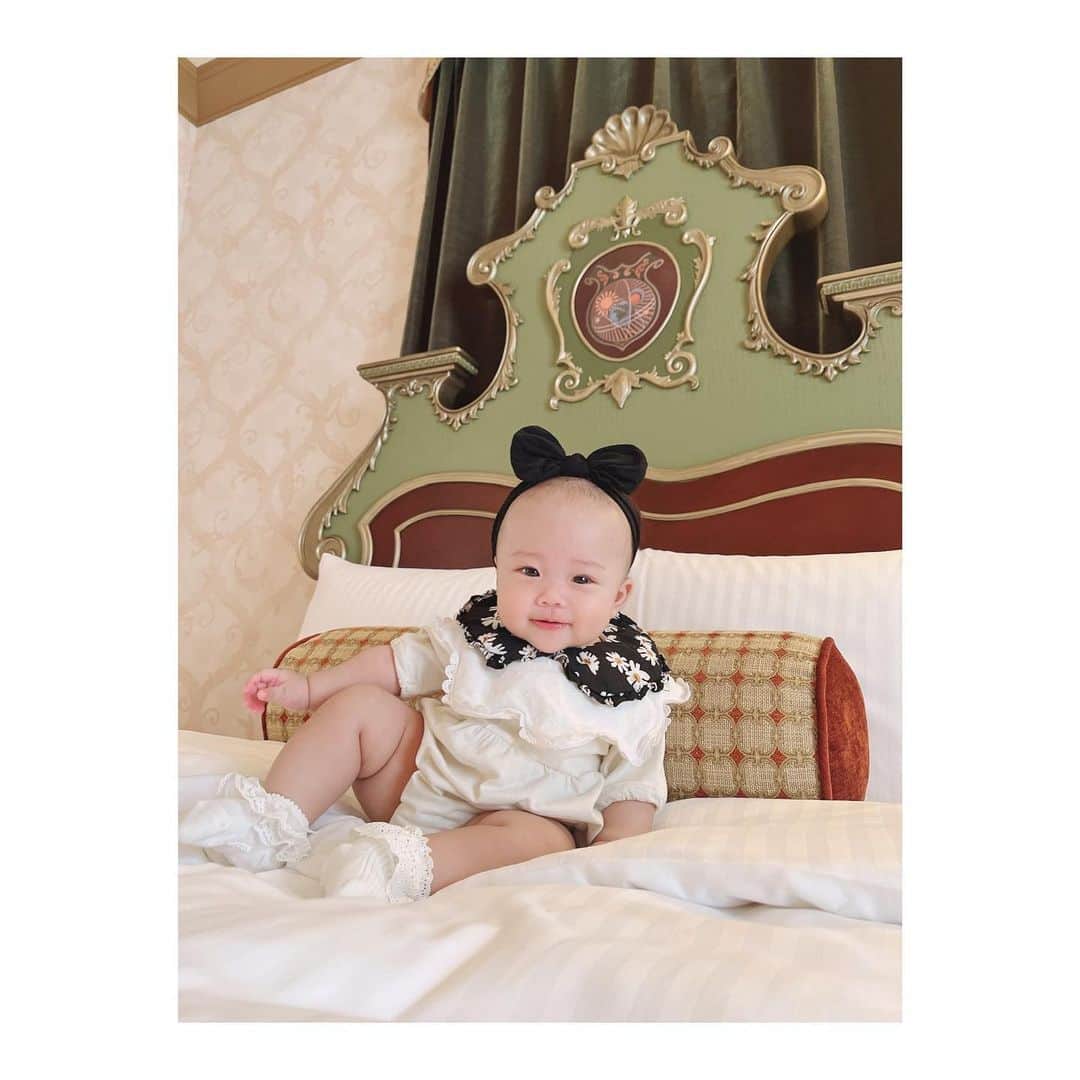 まういさんのインスタグラム写真 - (まういInstagram)「2022.08.07 結婚式1周年記念日❤︎ 結婚指輪にも刻まれた大切な日ということで1周年当日にミラコスタに帰ったよ🤎 ディズニーで挙式を挙げた人向けの1stウェディングアニバーサリープランってのもあって、飯も部屋も最高でござんした_(¦3｣ ∠)_  披露宴会場の装花は俺には内緒でかりんちゃんだけが担当さんと打ち合わせして作り上げたものなんだけど、めっちゃお気に入りだったからそれを少しでも思い出して欲しくて似たデザインの花束を🌷 渡す時プロポーズのシーンがフラッシュバックして2人して泣いてた🥲かわいい 毎年の恒例にしたのでまた来年もいこーね🥰ルーナのおむつ取れてプール入れたらいいなぁ  2年間もお世話になったプランナーさんはまさかのアンバサダーホテルの方に異動で会えなかったのでそれはまたリベンジということで  家族が1人増えた1周年。またこの一年はどんな一年になるのかな。 よろしくね、花鈴ちゃん🥳」8月16日 11時41分 - mauie_cayton