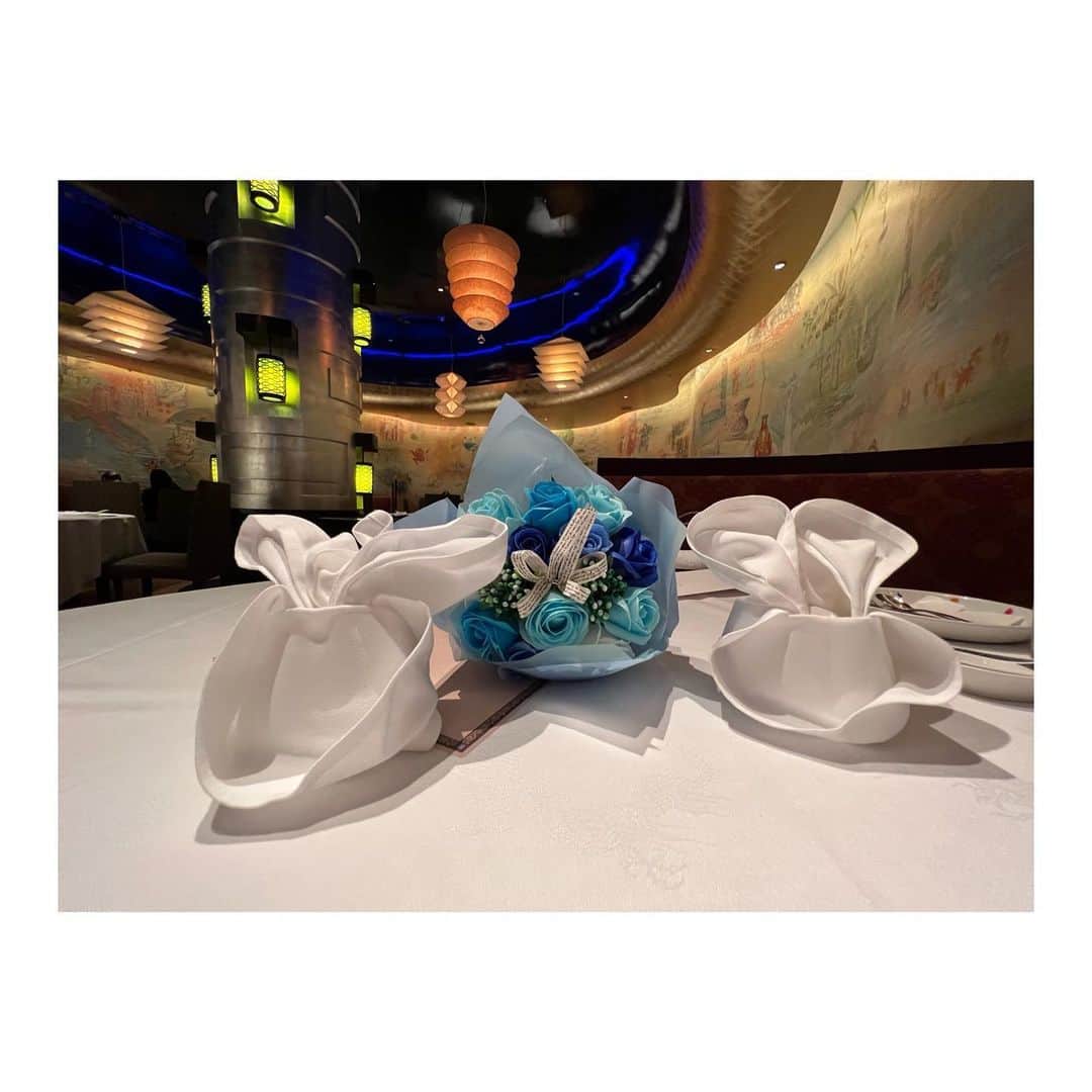 まういさんのインスタグラム写真 - (まういInstagram)「2022.08.07 結婚式1周年記念日❤︎ 結婚指輪にも刻まれた大切な日ということで1周年当日にミラコスタに帰ったよ🤎 ディズニーで挙式を挙げた人向けの1stウェディングアニバーサリープランってのもあって、飯も部屋も最高でござんした_(¦3｣ ∠)_  披露宴会場の装花は俺には内緒でかりんちゃんだけが担当さんと打ち合わせして作り上げたものなんだけど、めっちゃお気に入りだったからそれを少しでも思い出して欲しくて似たデザインの花束を🌷 渡す時プロポーズのシーンがフラッシュバックして2人して泣いてた🥲かわいい 毎年の恒例にしたのでまた来年もいこーね🥰ルーナのおむつ取れてプール入れたらいいなぁ  2年間もお世話になったプランナーさんはまさかのアンバサダーホテルの方に異動で会えなかったのでそれはまたリベンジということで  家族が1人増えた1周年。またこの一年はどんな一年になるのかな。 よろしくね、花鈴ちゃん🥳」8月16日 11時41分 - mauie_cayton