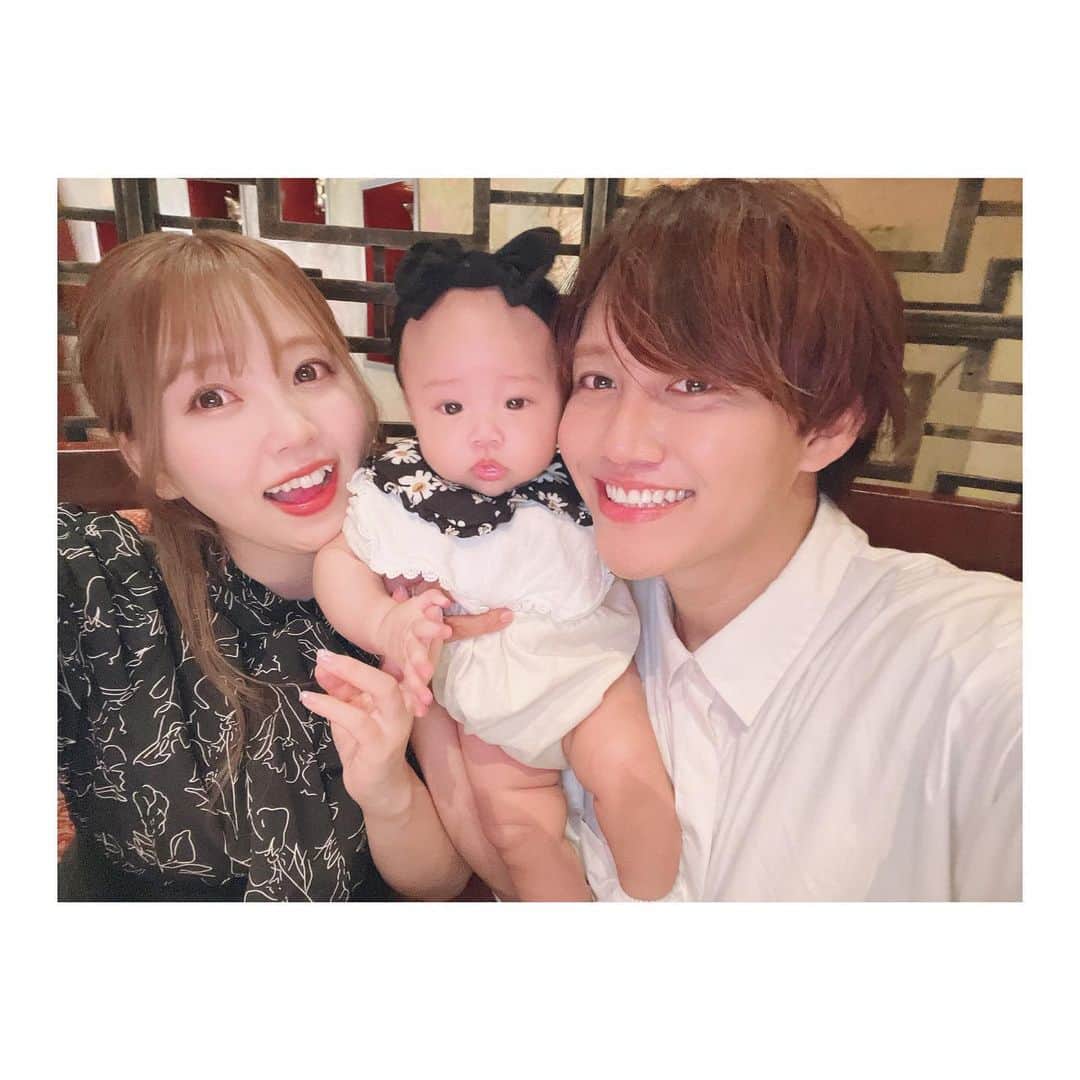 まういさんのインスタグラム写真 - (まういInstagram)「2022.08.07 結婚式1周年記念日❤︎ 結婚指輪にも刻まれた大切な日ということで1周年当日にミラコスタに帰ったよ🤎 ディズニーで挙式を挙げた人向けの1stウェディングアニバーサリープランってのもあって、飯も部屋も最高でござんした_(¦3｣ ∠)_  披露宴会場の装花は俺には内緒でかりんちゃんだけが担当さんと打ち合わせして作り上げたものなんだけど、めっちゃお気に入りだったからそれを少しでも思い出して欲しくて似たデザインの花束を🌷 渡す時プロポーズのシーンがフラッシュバックして2人して泣いてた🥲かわいい 毎年の恒例にしたのでまた来年もいこーね🥰ルーナのおむつ取れてプール入れたらいいなぁ  2年間もお世話になったプランナーさんはまさかのアンバサダーホテルの方に異動で会えなかったのでそれはまたリベンジということで  家族が1人増えた1周年。またこの一年はどんな一年になるのかな。 よろしくね、花鈴ちゃん🥳」8月16日 11時41分 - mauie_cayton