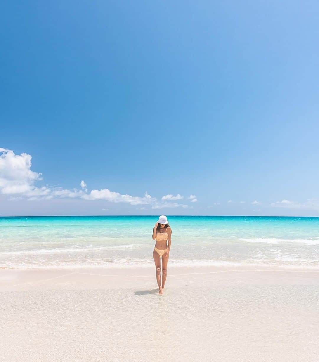 大人のニキビにルナメアACのインスタグラム：「▼【ルナメアACと過ごす夏】⠀ ⠀ 青く澄んだ夏の空と海。⠀ 今にも波音が聞こえてきそうな広い海岸を前に⠀ 心まで開放されるよう。⠀ ⠀ @key_tnk さんが撮影した⠀ グラデーションの美しい海に澄み渡った空。⠀ なんだか本当に波の音まで聞こえてきそうです。⠀ ⠀ 楽しいイベントが盛りだくさんの夏は⠀ たくさんの太陽を浴びて、⠀ 心に活力を。⠀ ⠀ そして沢山楽しんだあとは、⠀ 強い日差しを受けた肌にご褒美を。⠀ ⠀ 紫外線ダメージやベタつきが気になる⠀ この時季に、ルナメアACでしっかりと潤して⠀ キラキラ輝く素敵な夏をお過ごしください。⠀ ⠀ #ルナメアAC #lunamer #lunamerac #富士フイルム #ルナメアアクネケア #海 #海が好き #海のある生活 #海好き #青い空 #青い空が好き #青い空と海 #青い海 #青い海青い空 #夏 #夏といえば #夏を感じる #夏のスキンケア #ルナメア #スキンケア大事 #スキンケア用品 #スキンケア方法 #スキンケア商品 #スキンケアアイテム #素肌のミカタ #素肌力 #素肌ケア #毎日のスキンケア #ニキビ対策スキンケア #今日のスキンケア」