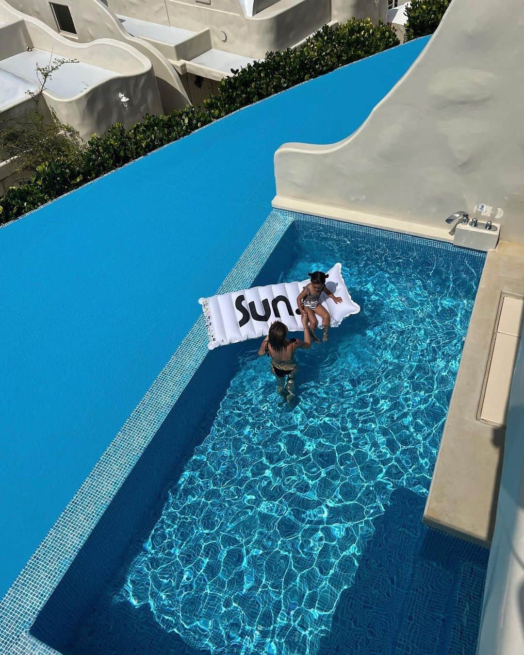 孫きょうのインスタグラム：「sun.🦋🌞  5mも浮き輪なしで泳げるようになってた🐬 足裏との色の差ね👧🏾🥥  #okinawa」