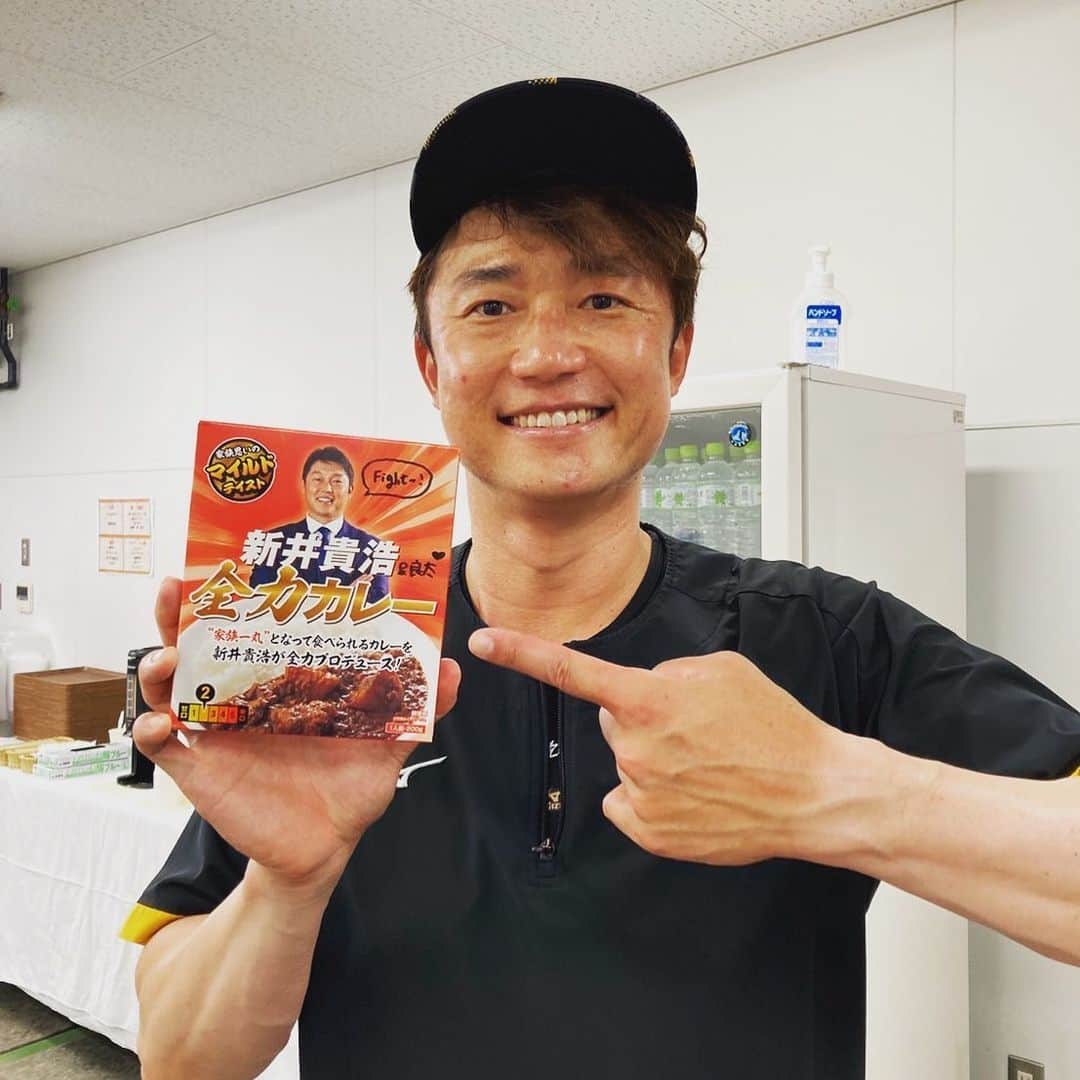 新井良太のインスタグラム：「いつもタイガースへの応援ありがとうございます。 私事ですが、本日39歳になりました。 お祝いメッセージやプレゼントありがとうございます😊  暑い日が続きますが皆様、体調気をつけて下さい！」