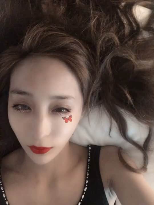 矢沢なりのインスタグラム：「懐かしいw NYだかその辺のファッションショー後で寝落ち寸前で鼻息荒すぎるw」