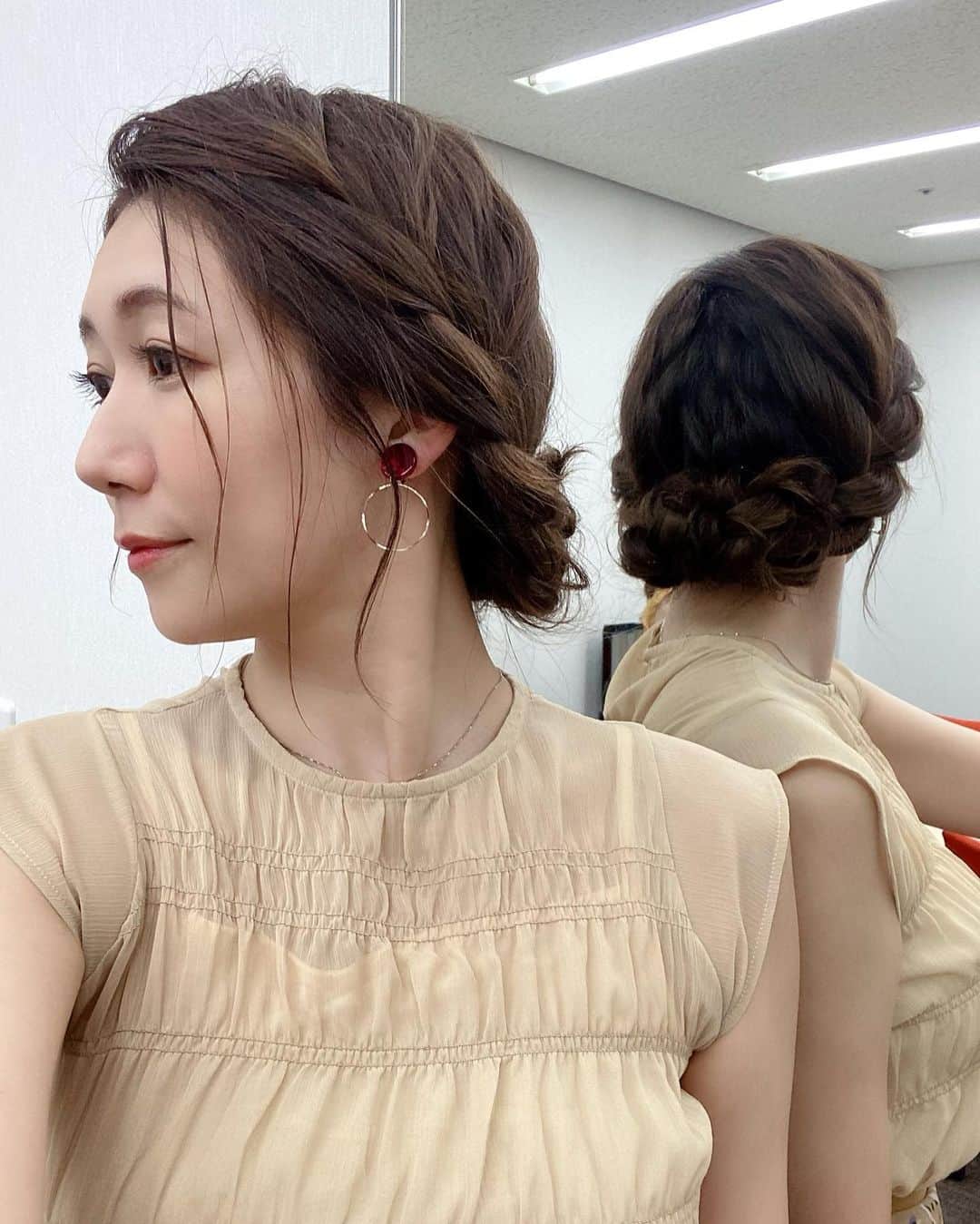のインスタグラム：「hairstyle  編み込みアップヘアです😊  #hairstyle #hairarrange #アップヘア　#アベプラ　#abematv #アップスタイル　#イヤリング　#earrings   #穂川果音  #気象予報士　#下めアップ  #綺麗めアレンジ 　#まとめ髪　#お天気キャスター #前髪アレンジ　#編み込みアップヘア #編み込みアレンジ」
