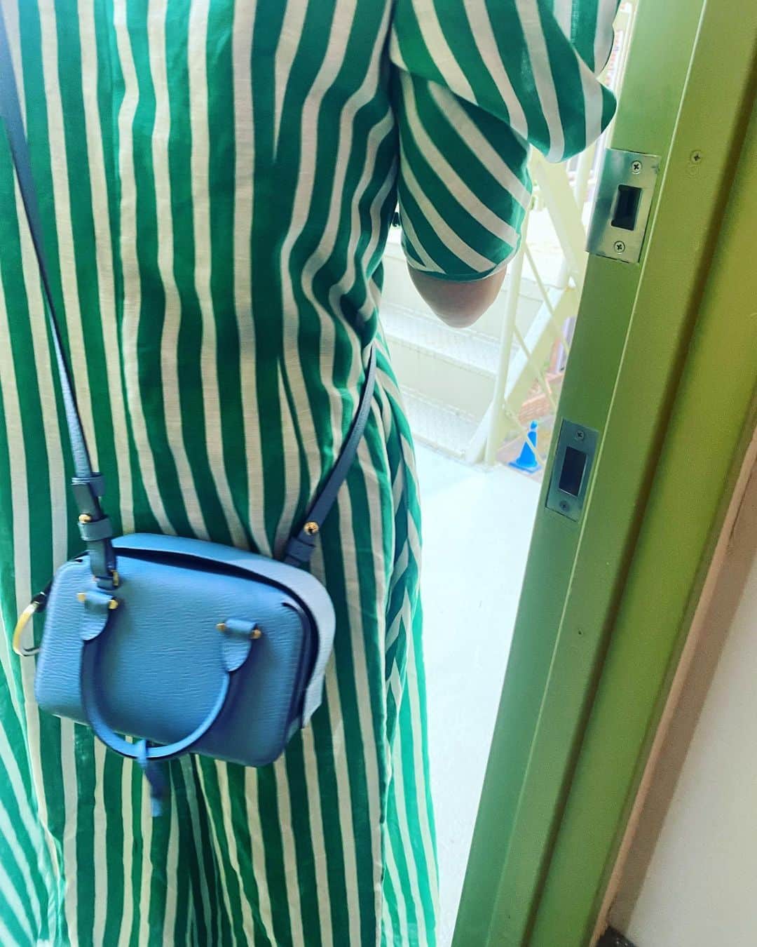 風間ゆみえのインスタグラム：「仕事で缶詰のようになっている私のところにランチのお誘い。  気分転換に良いわねと思い、出かけようとしたけど日曜日の人混みが頭によぎると、私は、着替えるのをやめて、「ウーバーしちゃうのはどうかな？！」  マイランの新作ドレスにデルヴォーのクールボックスで現れた友人が華やかな気を纏ってやってきてくれたから、すっかりお出かけ気分に。  友人もその提案を気に入ってくれてふたりでナタラジヴィーガンカレー。」