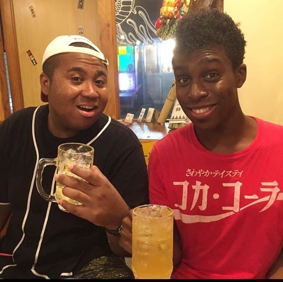 アントニーのインスタグラム：「5〜6年前にアイクと乾杯した写真  #アイクに比べてアントニー薄くね #なんか間抜けだなぁ #本物と偽物の差がこれか #いやアイクコーラのＴシャツ似合い過ぎだろ #英語喋れるようになりたい」