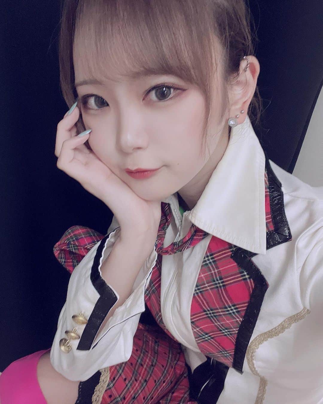 竹内ななみのインスタグラム：「.  手をつなぎながら公演  ありがとうございました(^-^)  .」