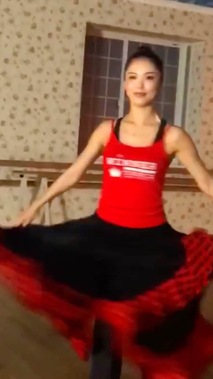 森理世のインスタグラム：「Tuesday twirls 🫶🏼  #dancerlife #missuniverse」