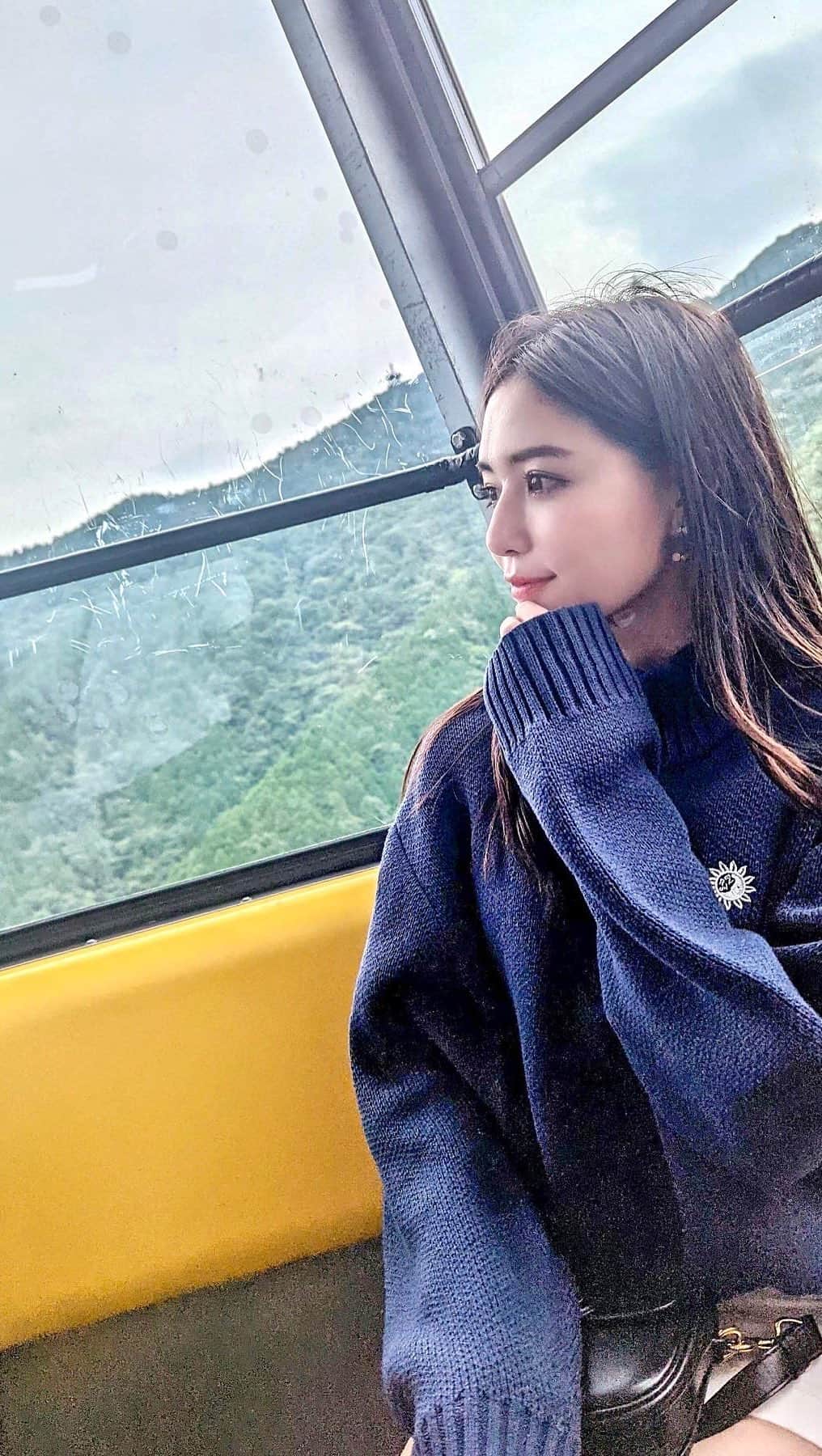 のインスタグラム：「山頂は本当に涼しかった🫶 今年も沢山可愛いニット着たいな〜🎶 . tops... @evris_official  @evris_snap_official  skirt... @louisvuitton  bag... @dior  sandals... @zara  . #evris #りなまるコーデ #秋服コーデ #雲辺寺 #登山 #山頂 #香川 #香川観光 #kagawa」