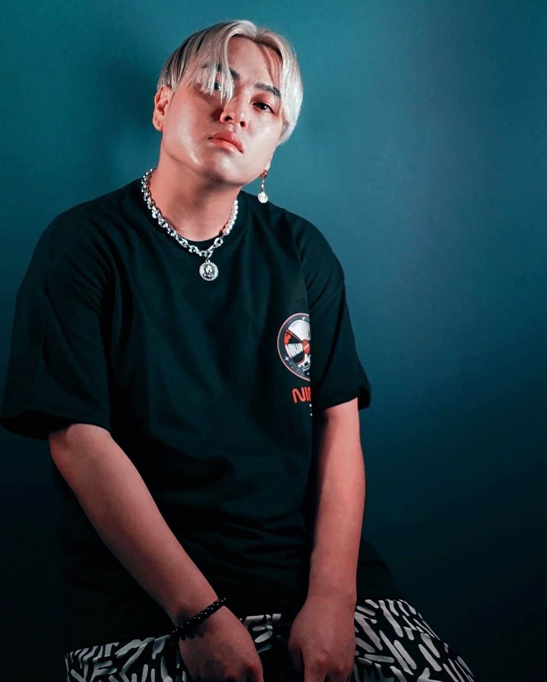 MARTONのインスタグラム：「30歳になりました❕#三十代記念  誕生日メッセージ等ありがとうございました😊  この歳になると一つ一つのお祝いのメッセージやストーリー等が以前より一段と心に染みてくるようになりました...🤦🏽‍♂️  今まで出会ってくれた皆様のお陰で、10代から“好きな事だけを続ける”事が出来ています。  10代の頃から今日まで変わっていない自分の夢は  「他の誰かの夢になる事です。」  これからも人生をかけて自分がやっていく事を、それを知ってくれた誰かが、目標にしてくれるような人間になる事が自分の最終目標であり夢です😉  まだまだ気持ちは10代の頃と全く変わらず、好きな人と協力し好きな事をやる事が、もし誰かの為になるのであれば最高な事だと思っています。  SNSは相変わらず更新頻度低いですが💧 これも自分に集中し活動準備出来ている証拠だと思いながら、これからもマイペースに続けていきたいと思います！  これからも沢山お世話になります！🤣 宜しく御願いします！🤝  #2022811 #29歳最終日に記録にラフに撮った写真」