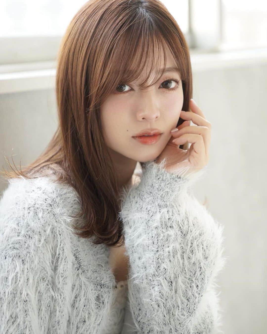 八千恵(やっちん)のインスタグラム：「今度載せよ〜とおもって ずっと忘れてしまってた💭  お気に入りデータ♡  先月あまり入れれなかった分 最近撮影がとっても楽しい✌︎  #サロンモデル #サロン撮影 #関西サロモ #ミディアム #ミディアムヘア #外ハネ #一眼撮影 #一眼レフ #一眼データ」