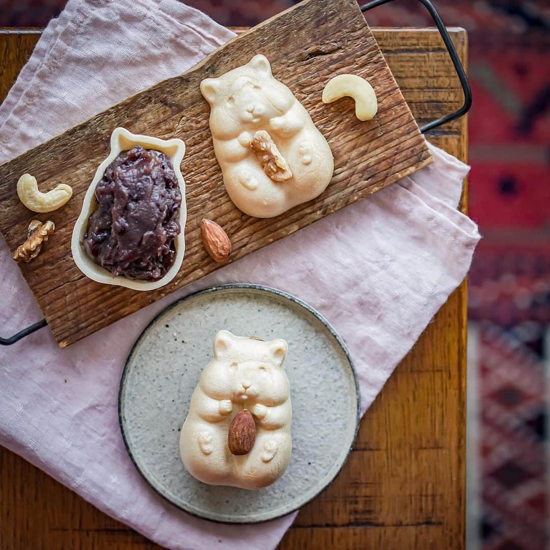 ひとみのインスタグラム：「#ハムスターモナカ   か… 可愛すぎ🐹💓💓💓  #青木光悦堂  #京都土産」