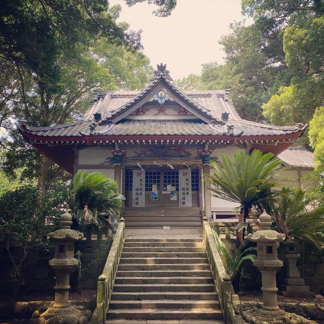 LOVE ME DOさんのインスタグラム写真 - (LOVE ME DOInstagram)「#静岡県沼津市 の #諸口神社 （もろくちじんじゃ）に行きました！参拝した翌日に嬉しい連絡が来ました！ #運気アップ に #待ち受けにどうぞ #小舟ヶ浜   あなたのオーラから占う 占いサイト 『Love Me Do の大予言』 やってみてね！  新刊の告知です！ 『縁切り、不運退散…「結界」を張って、ラクになる  1分で超絶開運セルフお祓いブック 』 発売中です！ よろしくお願いします。 #セルフお祓いブック #セルフお祓い #縁切り #結界  『ツイてる人ほど変化してる  - 幸せを呼び込む 小さな魔法のルーティン -』 Amazonや楽天や書店で発売中です‼︎ #ツイてる人ほど変化してる  『絶望したあなたが幸せになる方法』 でAmazonや楽天や書店で発売中！ #絶望したあなたが幸せになる方法  『幸せを運ぶ10の龍の育て方  手のひらで龍を覚醒させよう 』 Amazon、書店で発売中です！ よろしくお願いします。 #幸せを運ぶ10の龍の育て方 #手のひらで龍を覚醒させよう  『金運大全 』 仕事運、財運、勝負運が上がり、 たちまちお金がやってくる160の方法 Amazonや書店で発売中です！ #金運大全」8月16日 17時41分 - lovemedo_fortunteller