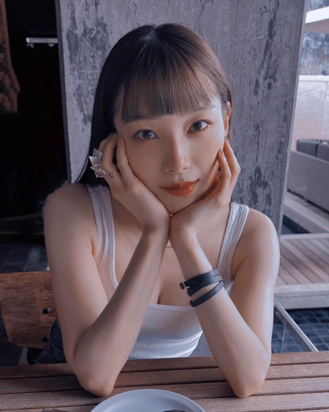 江田友莉亜のインスタグラム：「むかしから二の腕が太いのが ずっとコンプレックだったんだけど 今年は @garicia2 で二の腕のキャビテーションを受けて やっとタンクトップを着られるようになった🥲🤍🫧  また削りにいく‼︎」
