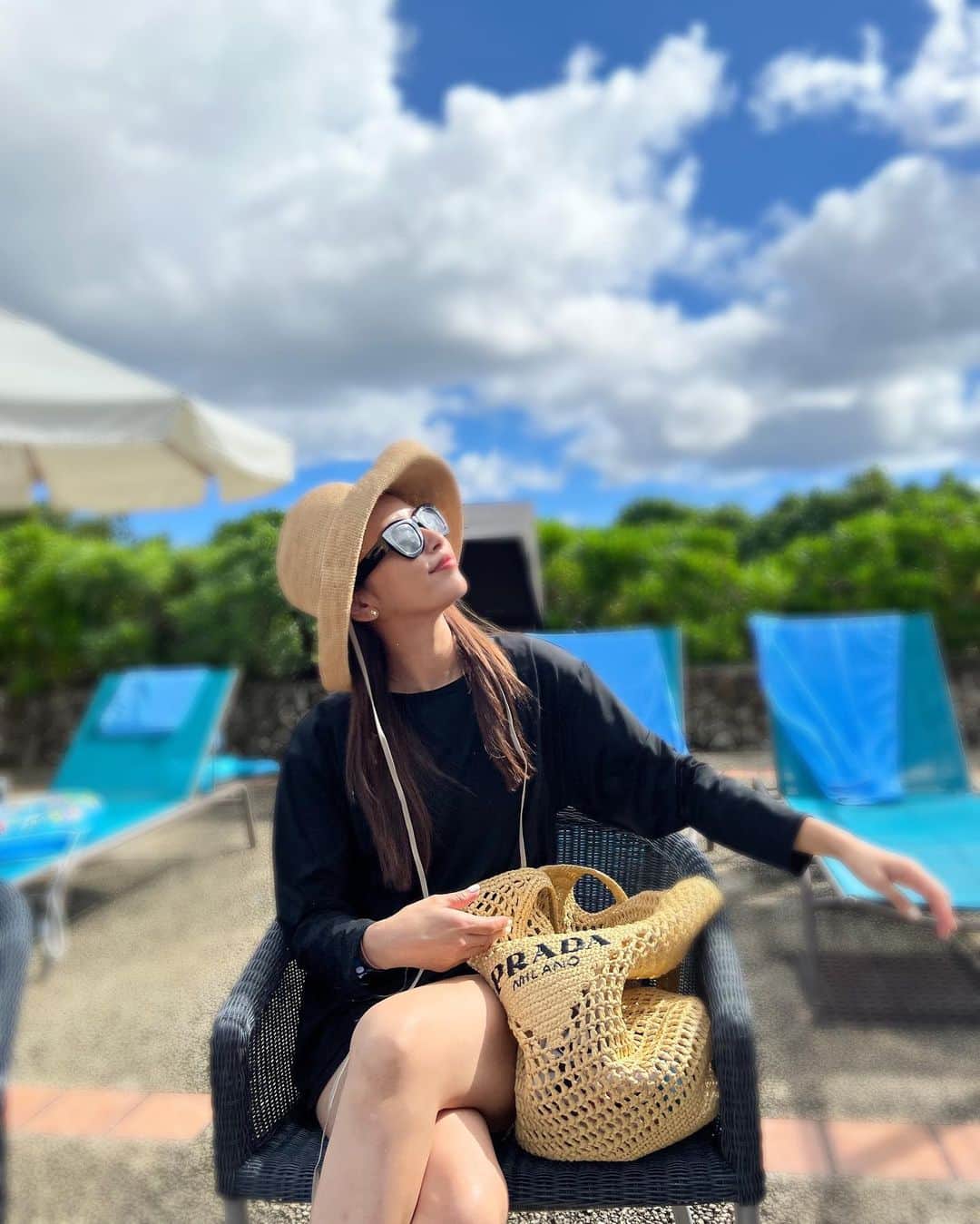 近藤千尋のインスタグラム：「かなり時差投稿ですが、、笑📸😂  ストーリーに載せたら 質問をたくさんいただいた、  今年のラッシュガードは @verystore_jp  の撮影で 一目惚れしたこちらでした💕 かばんは @prada 🌼  昔は日焼けなんて気にしなかったのに。。笑 二枚目は 必死に日焼け止めスプレーの現実🥹笑  明日からまたお仕事頑張ります😍✨  #子供の体力無限大♾」