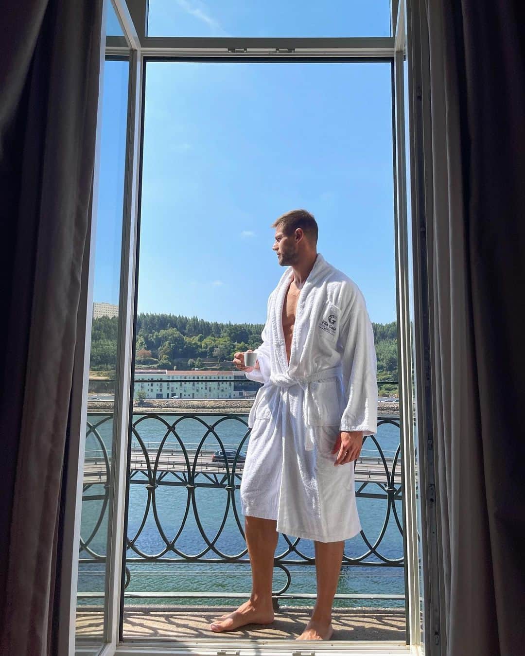 Jonas Sulzbachのインスタグラム：「Dias incríveis aqui em Porto, ainda mais acordando com essa vista linda do rio Douro 🛶 @vilagale」