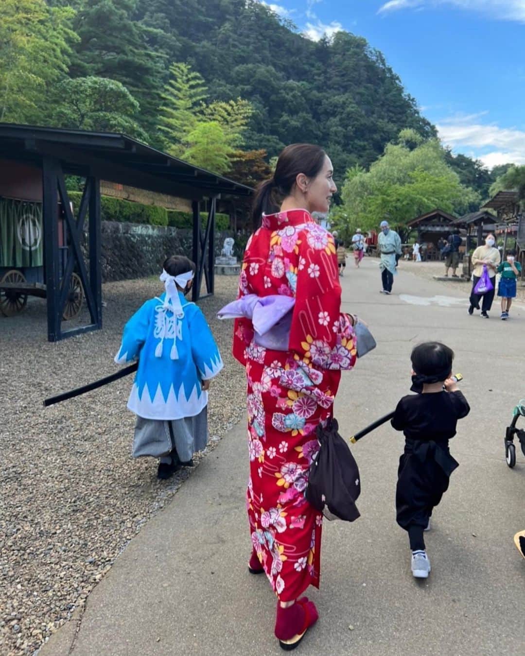 亀恭子のインスタグラム：「日光江戸村、 最高です。  先週末、Campの予定が台風で断念。 日曜日お天気が回復したので急遽、 お友達家族が誘ってくれて 日光江戸村へ。  自分が子供の頃多分行ったと思うけれど、 詳細はうっすらふんわり。  久々に行った江戸村は まー楽しい！！ 衣装を着て江戸時代にタイムスリップ。  子供はテンション上がりっぱなし。 大人もとっても楽しかった♪ この日花火があって、間近で観れてお得な気分^^ ※花火は10月にまた予定してるみたいです。  周りは緑豊かで気持ち良くて。 近所に温泉もあるし、 おすすめスポットです❤︎  #2022summer #日光江戸村 #日光江戸村ワンダーランド #日光江戸村edowonderland #最高」