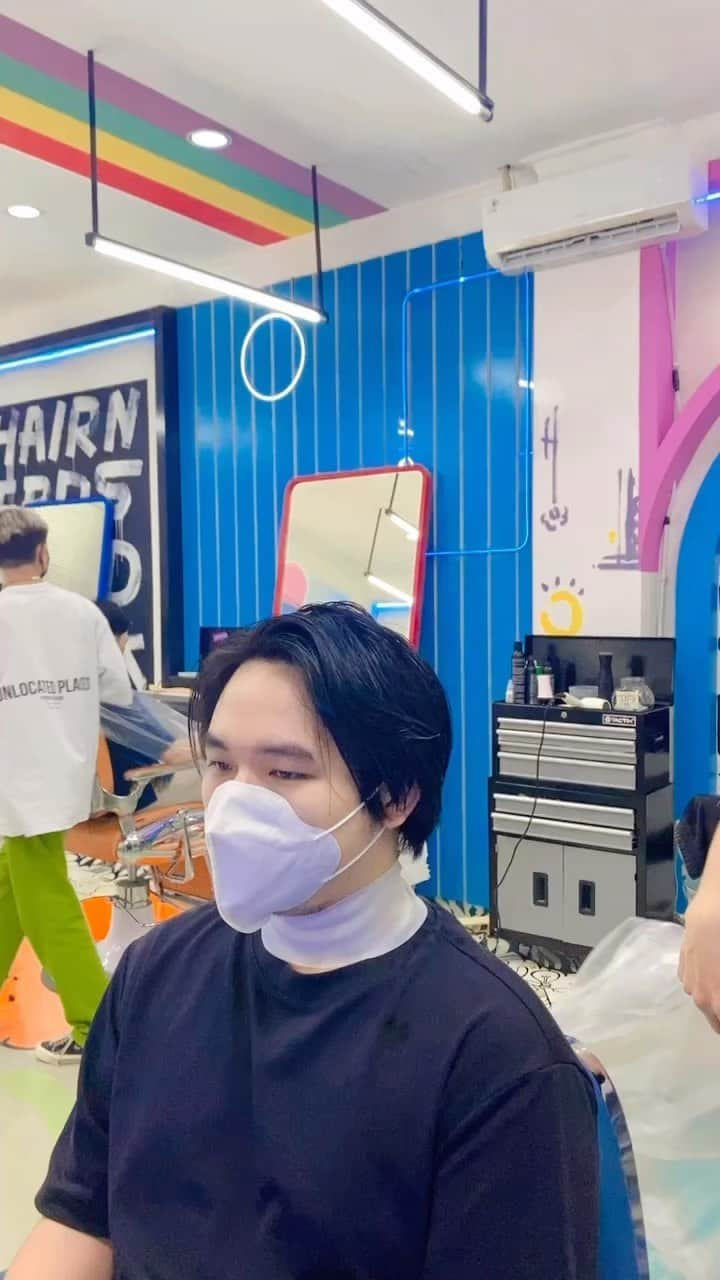 ナタリアのインスタグラム：「Pertama kali bikin reels, gaptek bgt sampe bingung 🗿 Nemenin suami potong rambut 🫣🤍 Cobain potong rambut di Hairnerds Studio PIK」