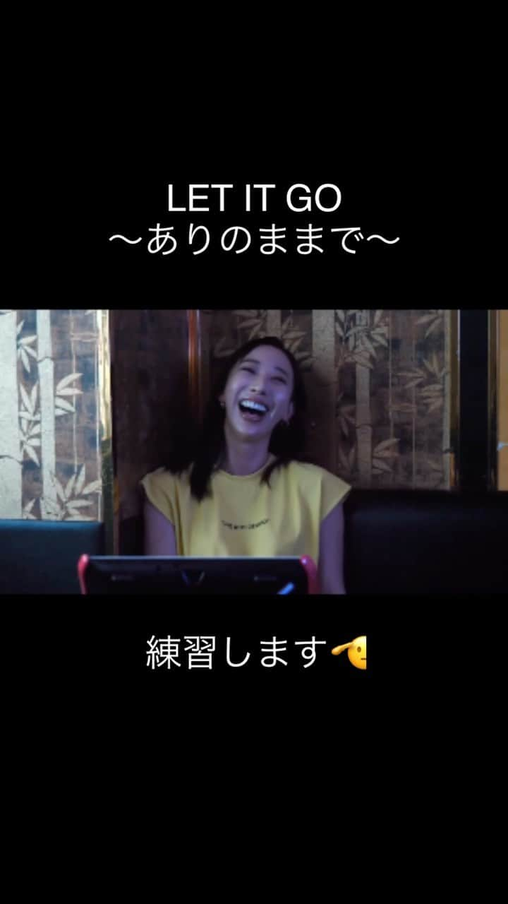 秋倉諒子のインスタグラム：「大好きなディズニー歌ってみた🎤😂 最後がやば過ぎる🤣🙏💦 みんな大好き#レットイットゴー　❄️ 違うバージョンもYouTube shortsに 上がってるから聴いてみてねー😆🎶  #歌ってみた#ディズニー#YouTube#カラオケ#letitgo#アナ雪#アナと雪の女王」