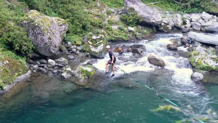 大杉徹のインスタグラム：「夏はウォーターラインじゃ！ ナイススポット見つけてくれてありがと♪ @ito_slackline   @slacktivity  @srjapan  @vivobarefootjapan  @accapi_jp  @rocksclimbinggym  #スラックライン #ハイライン #パフォーマンス #フリースタイル #イベント募集 #バランス #ヨーダ #スラックラインリサーチ #ハイラインフリースタイル #ウォーターライン #highline #highlinefreestyle #yodaroll #barrelroll #slacklife #slacktivity  #slacklineresearch #waterline #vivobarefoot #balance」