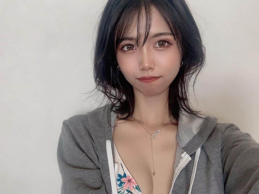 早乙女みれいのインスタグラム：「. . 先日ブルーローズさんで (@blue.rose_beautysalon) バストアップとフェイシャル 受けてきました👼🏻  デコルテはガリガリだし 筋トレのせいか凝り固まってるしで いつも胸に自信がなくて 悩みだったんだけど 1回の施術でデコルテ部分に ボリューム出るし何よりびっくり したのが胸のふわふわ感が違う😳  私の小胸でも効果あるのかなって 半信半疑だったんだけど 即効性があってびっくり感動です　😭  場所も中洲川端商店街の所で 通いやすいし高級ホテルのような お店でいい雰囲気でした💓 女子力が上がる✨ . . #福岡#中洲#博多#天神#西中洲 #キャバクラ#キャバ嬢#ラウンジ #ガールズバー#ホステス #歌舞伎町#すすきの #錦#北新地#ミナミ#博多美人 #アイドル#グラビア#モデル#ハーフ #AV女優#可愛い#ドレス #followme#fashion#makeup #gym#workout#model」