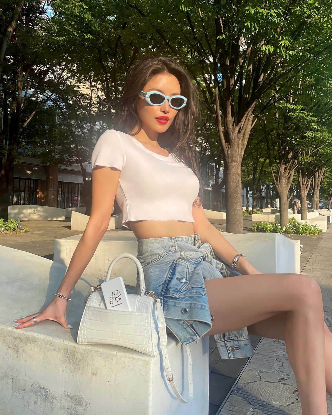 のインスタグラム：「Summer baby!☀️💎🌈 ⠀ ⠀ 私もやっと #楽天モバイル を契約しました📱💙 データをどれだけ使っても無制限 月額2,980円が魅力的すぎて🥹✨  webから簡単にセットアップできたし、今使ってるiPhoneのままeSIMを利用するだけだから今まで通りと何も変わらない使用感だよ📶  プランもこの一つしかなくて難しくないし、毎月の携帯代って地味にかかるなぁ… と思っていたから大幅に安くなって嬉しい🌸 携帯代など見直したいなって皆さんにとってもおすすめです🎶  もしもし〜？って電話みたいにしてるのはお買いものパンダちゃんのバッテリー💕🐼🤭  #PR」