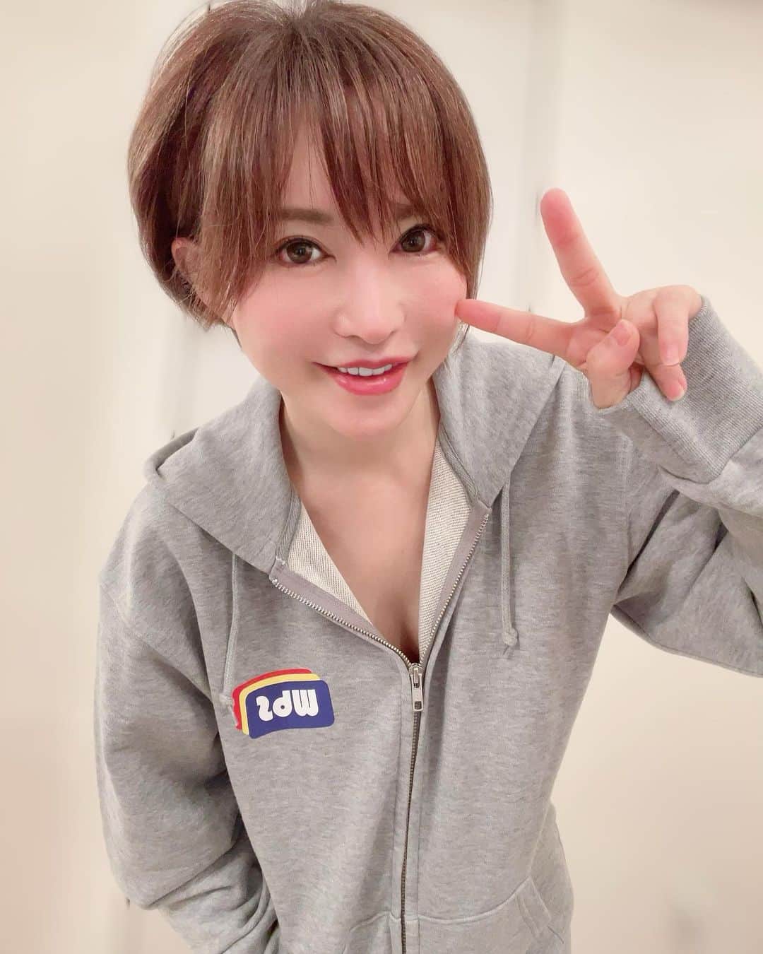 里美ゆりあのインスタグラム：「@world_back_street  さんの トレーナー買って着てみたよ😌  どおかな？☺️  #トレーナー #glay  #カジュアルコーデ  #里美ゆりあ」