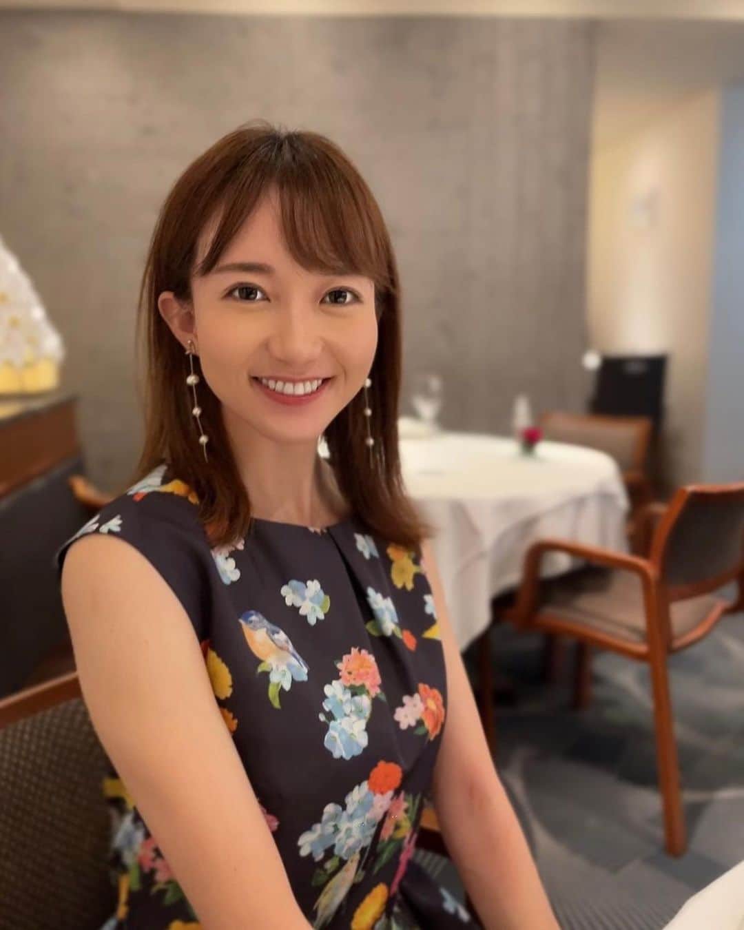 長谷川朋加のインスタグラム：「♡  ✎५⋆*{ おいしいごはんと楽しいひととき } ୨୧-------------------------------- ୨୧  煙もくもくのお店が大好きだけど、 アフタヌーンティーやフォーマルなお店も 好きでご褒美に行きます🍽 (ご褒美の回数多いけど🤫)  この日のテーマは『感謝』だったので 店名に感謝が入っている 『Remerciements OKAMOTO』へ🕊 素敵な店名で気になっていたのです。  北海道出身のシェフが織りなす 北海道食材のコースを満喫😊 行けてよかったなぁ〜♪ デザートプレートは撮り忘れ🤣  お店開拓が大好きなので太らないように必死🤣 ランニングとボクシングが 趣味で良かったと思う日々🤫💗 また来月から気を引き締めて トレーニングに勤しむぞーっ💪🏻  今月はあまあまで🤫笑 今宵も楽しくハッピーに🏃‍♀️  ୨୧ -------------------------------- ୨୧ #やりたい事は全部やる #全力前向き前のめり #走るの大好き」