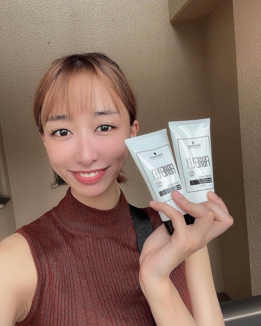 奈良歩実のインスタグラム：「CHANGE YOUR LIFE! 2022に特別スポンサー企画として 「ファイバープレックスシャンプー、トリートメント」を使用させて頂きました☺️🌈  早速使ってみたのですが、 まず香りが良すぎてお風呂上がりの自分の髪が完全に美容室帰りの匂いと完全に一致していてある種自分へのご褒美感を感じたのと🥹💓  シャンプーの泡立ちの良さ、 トリートメントのトゥルトゥル感が完全に病みつきになりました😂 うおおお  この商品がなんと🫀 このコンテストのインスタで開催しているキャンペーンで当たるかもで ”シュワルツコフ”だけじゃなくて、全部で9社のサロンメーカーが参加していて、 プロ仕様のサロンメーカーの商品をゲットできちゃうチャンスだからぜひチェックしてみてね❣️❣️  #ファイバープレックス　 #ファイバープレックスブリーチ #CYL2022 #CYL_before_after #PR」