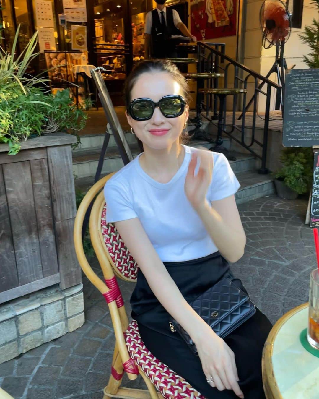 吉竹美聡のインスタグラム：「大好きなサングラスより日傘や帽子が必須だった今年の夏だけど、最近の夜は涼しい風もあって秋のテラスや公園が待ち遠しい気持ちになる🍦⛱」