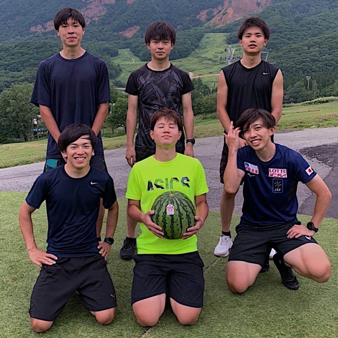 一戸誠太郎のインスタグラム：「【PR】 . .  おいしい山形推進機構様より「尾花沢スイカ」の差し入れをいただきました🍉 気温が36℃を超える日もあったので冷やして食べると最高に美味かったです！ まだまだ暑い日が続きますがフルーツをキンキンに冷やして乗り越えて行きましょう😎 @yamagata_nmai  #おいしい山形 #山形 #ぺろりん #二千翔の前髪」