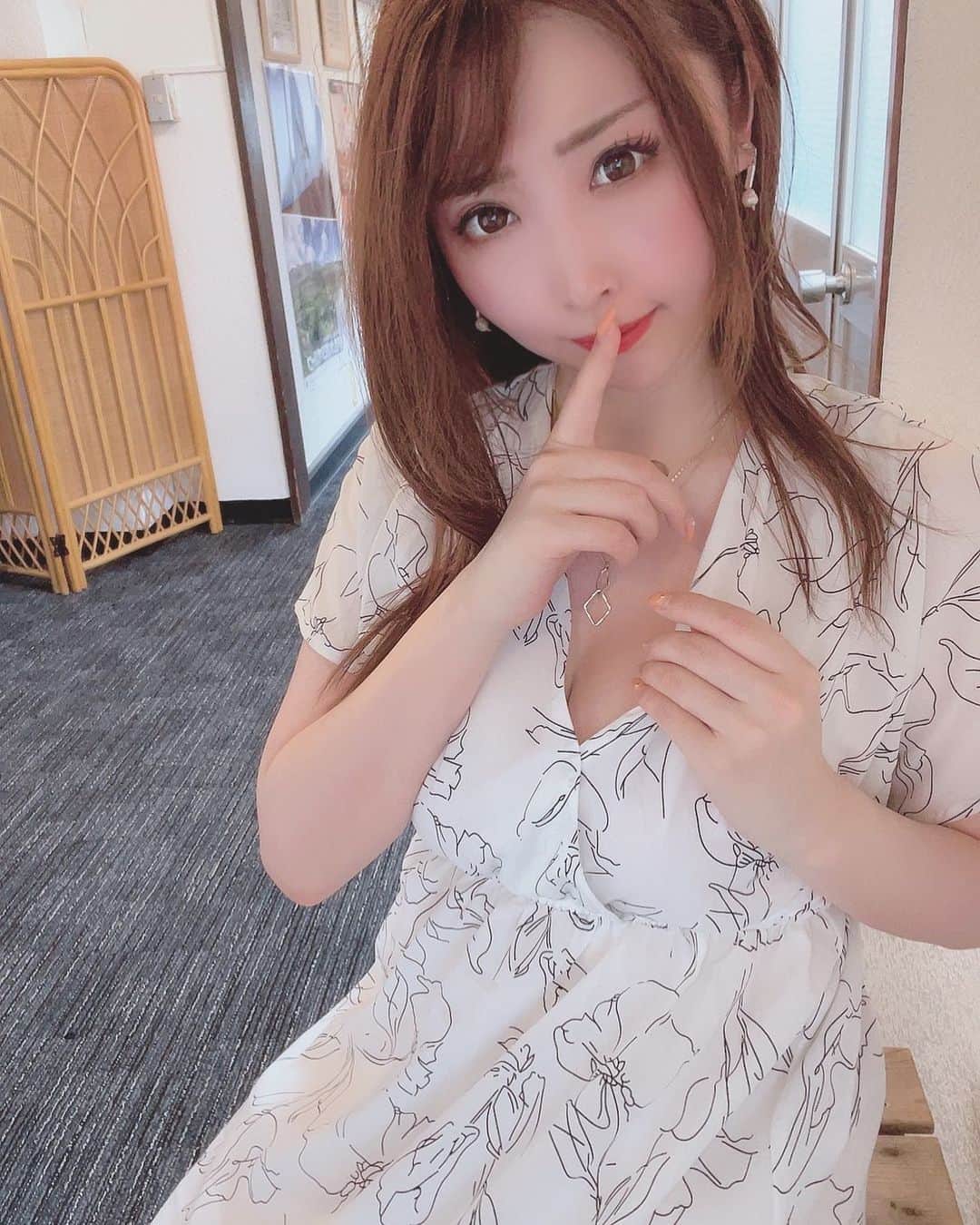 のインスタグラム：「ちらちら♡ ⁡ * * * * * 🍑ももれくフレンズ予定🍑 ⁡ 8/27  屋形船でミニライブ！すぺしゃる打ち上げ ⁡ 🍑毎日更新中ファンクラブサイト「Fantia」🍑 Instagramに載せられないのが載ってます♡ https://fantia.jp/fanclubs/17179 ⁡ 🍑＼To my overseas fans／🍑 ▶️https://www.patreon.com/momoreku ⁡ ⁡ 🍑毎日更新中ファンクラブサイト「Fantia」🍑 Instagramに載せられないのが載ってます♡ https://fantia.jp/fanclubs/17179 ⁡ * * * * * #ワンピース #ワンピースコーデ #夏服 #夏コーデ #夏服コーデ #撮影モデル #ファッション #プチプラ #fashion #lookgoodfeelgood」
