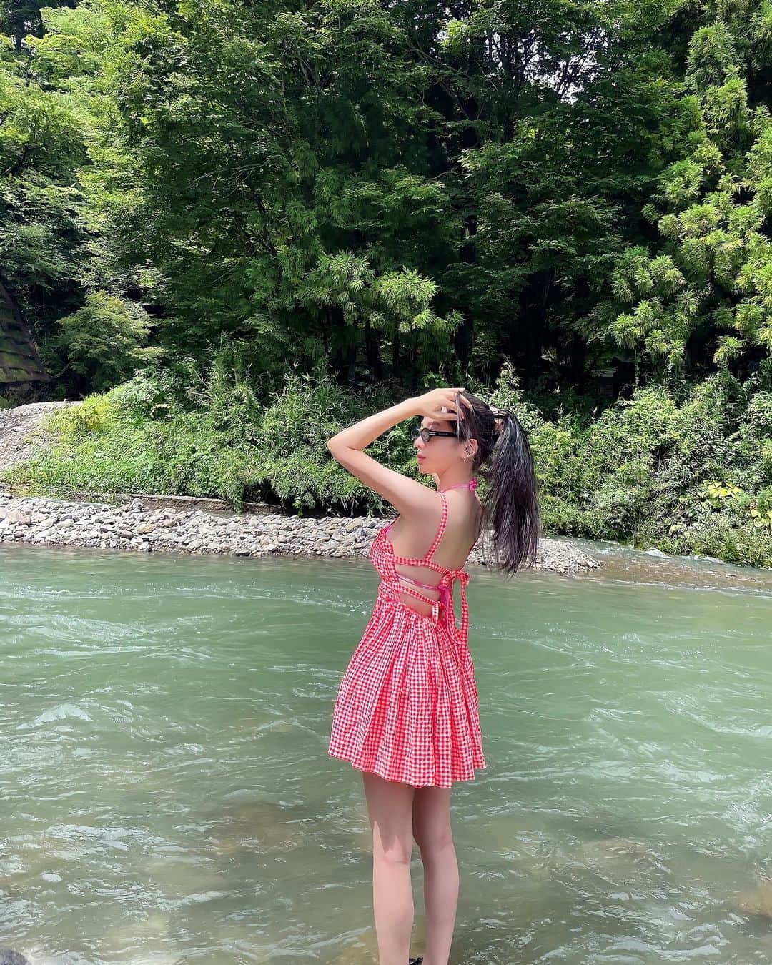 megbabyのインスタグラム：「わたしが苦手だった夏を  好きにさせてくれたのは君🦖  ありがとう🧡  ひんやりとした水を肌で感じて　  街の喧噪から離れ、ほっと一息🪵  川の流れのように  立ち止まれない毎日も  ほんの少し立ち止まると  見えるものがあるね😌  #夏の思い出」