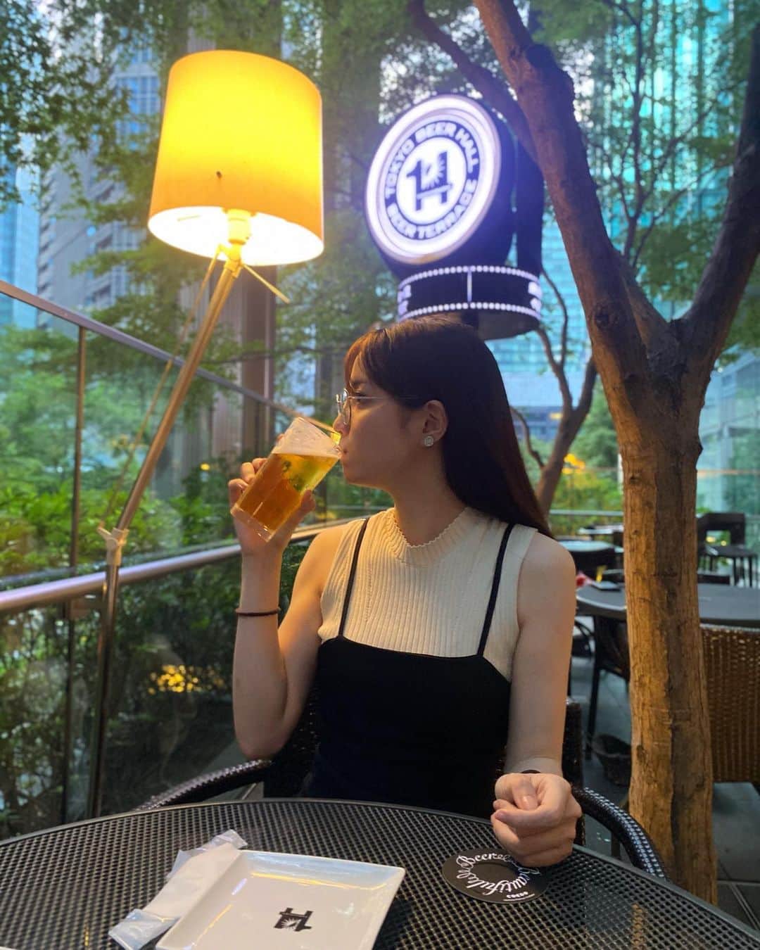 東城茉里のインスタグラム：「久々にビアガーデン！ ビル街なのに適度に緑があって景色もよかった〜  お盆休み色んな人に会って元気をたくさんもらいました！ 8月後半も頑張ります🍉  #ootd#ビアガーデン#東京グルメ」