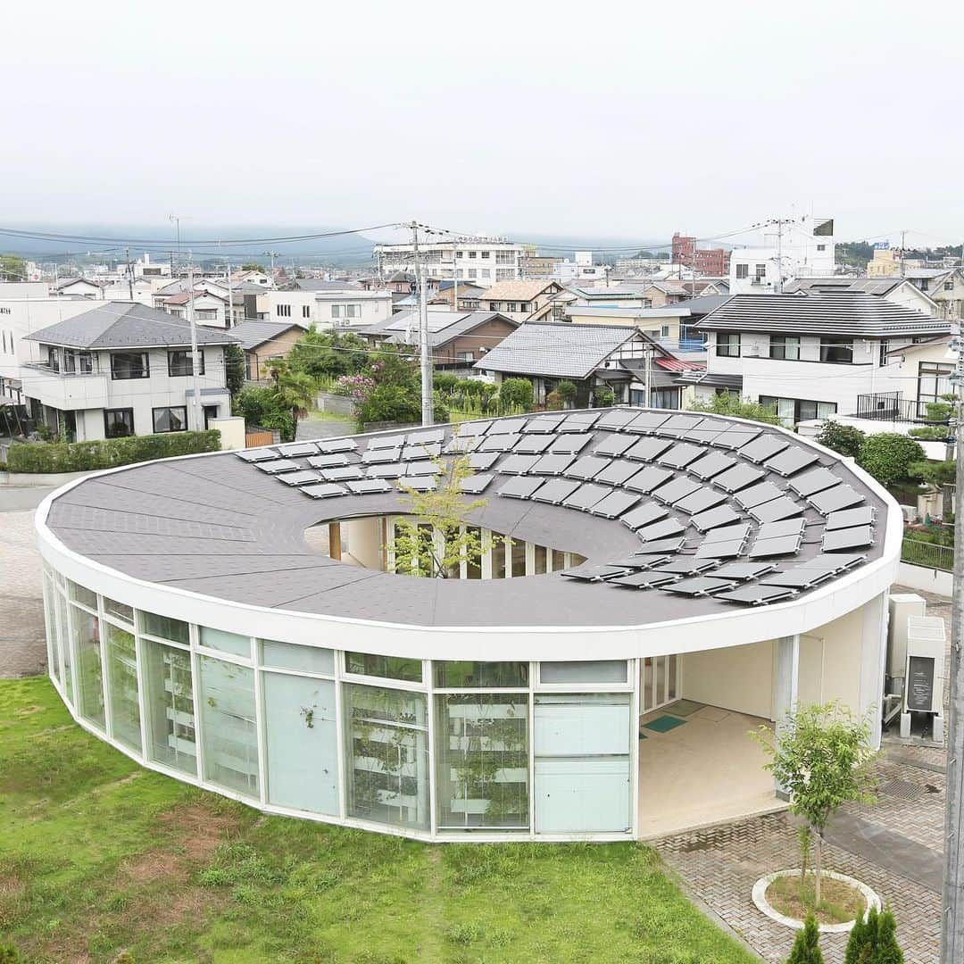 川内悠子のインスタグラム：「* LVMH 子どもアートメゾン  LVMH Kodomo Art Maison Community Center #坂茂 #ShigeruBan  #architecture #archilovers #archdaily #archhunter #buildingstyles_gf #buildinglover #shigerubanarchitects #LVMH子どもアートメゾン #建築探偵 #福島 #fukushima」