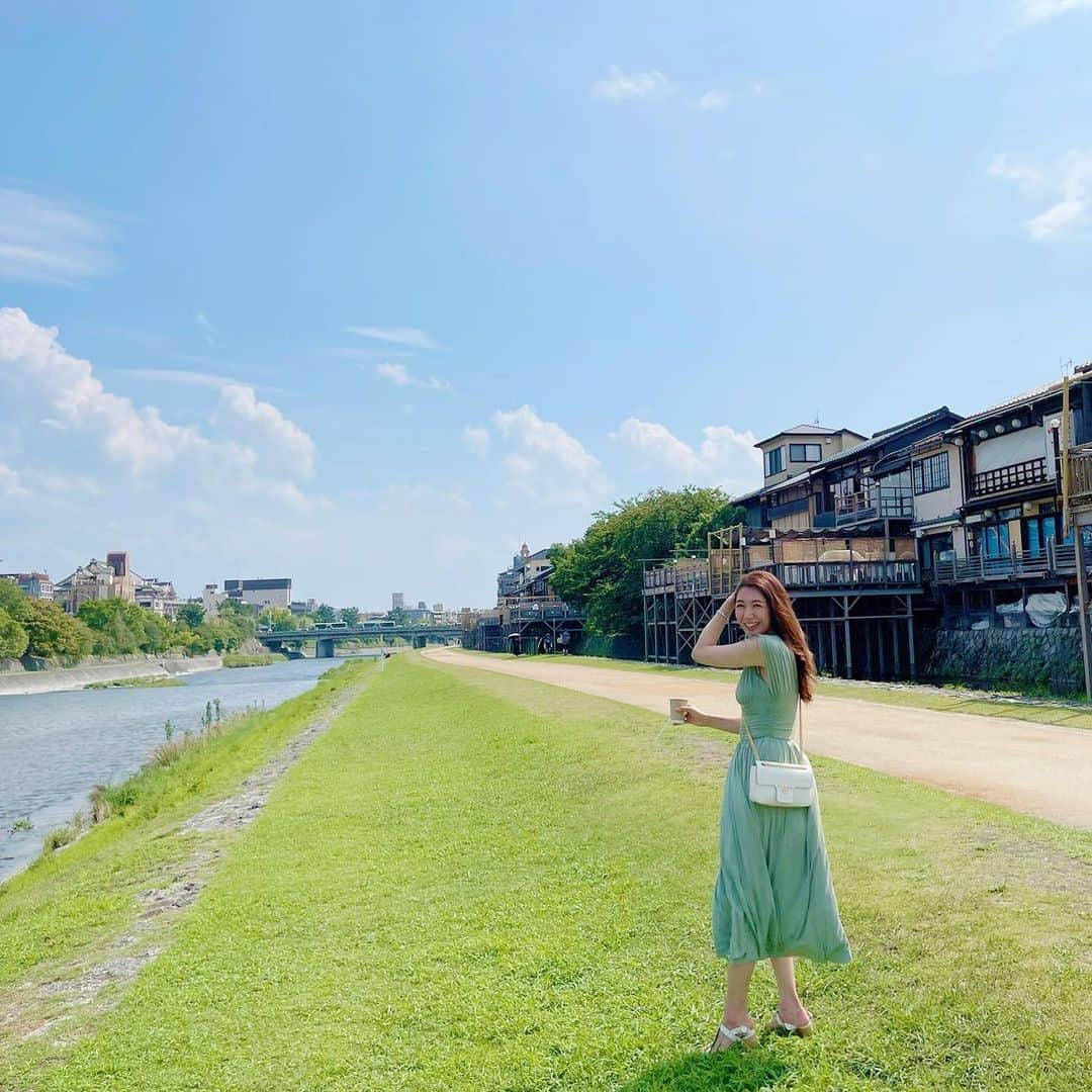 のインスタグラム：「お盆にも関わらず、暑さのせいか人がいないーー👭 京都に住む妹にこの時間は歩かない方がいいよ〜と言われたけど、ちょっと歩いてみたら危険な暑さでした💦 この先も、蒸し暑さは続くので、熱中症対策は忘れずにしましょうねーー！ というわけで、今日もアベプラ観てね！  #京都　#鴨川　#お出かけ　#ほかのん　#穂川果音 #kyoto #weatherforecast #アベプラ」