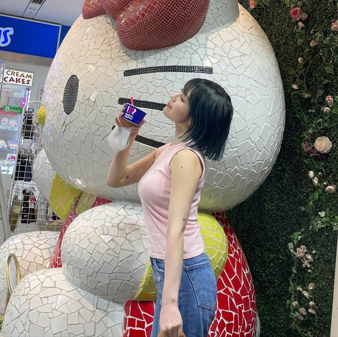 柚月瀬那のインスタグラム：「31🍨はポッピングシャワーは必須でいつもダブルで選ぶから、もう一つで迷う🥹  カサノバヴィンテージで買った @louisvuitton のバッグお気に入り👜💙」