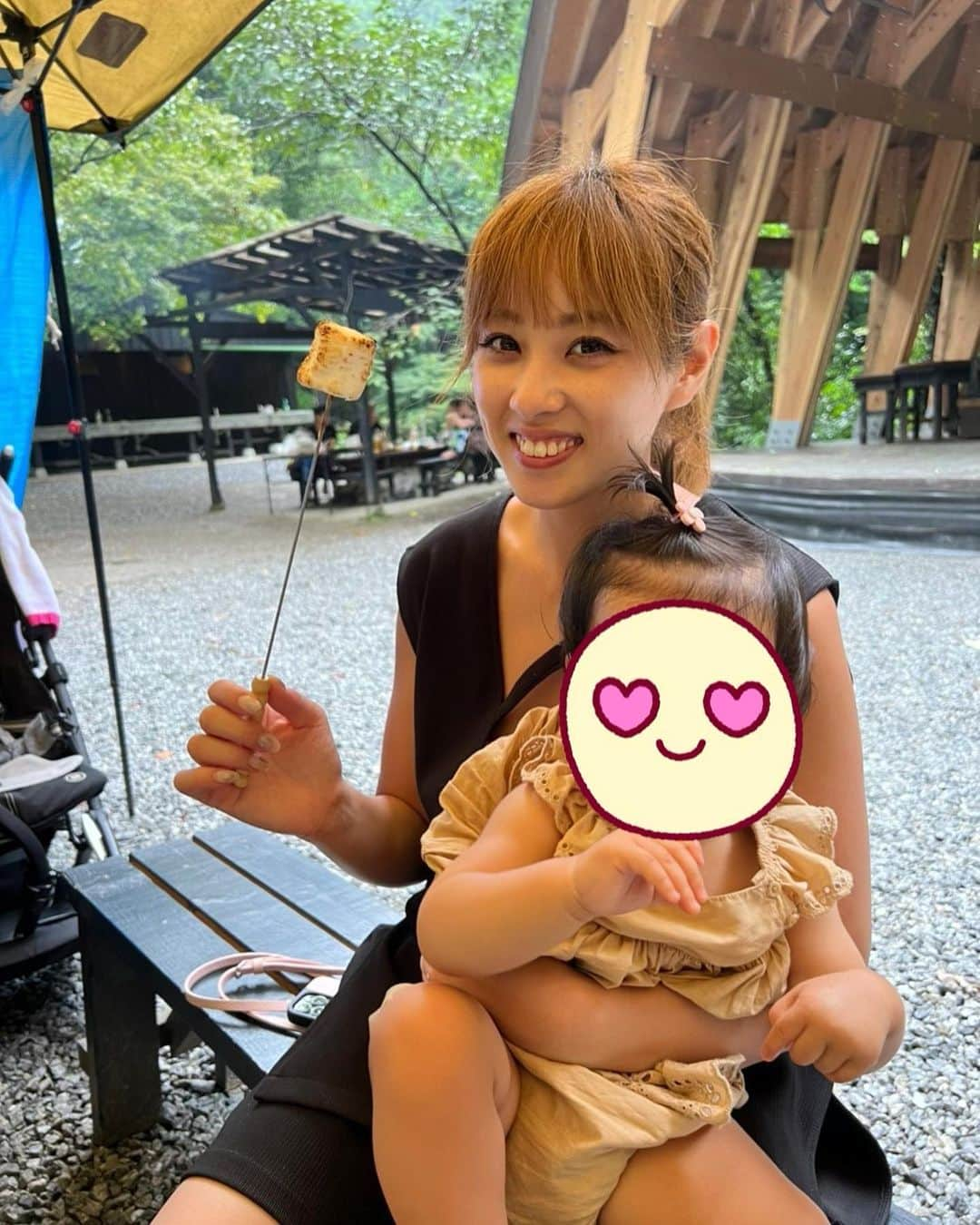 野田彩加のインスタグラム：「夏の思い出🌻 台風予報の日にBBQ🍖 でも、ちょっと雨降ったくらいで大丈夫でしたー！！ 川は危なそうだったから上から眺めるだけで☺️  BBQにキャビアあるとそれだけで、高級BBQになった🤣👏  #台風BBQ #夏の思い出 #焼きマシュマロ初めて食べた #子連れBBQ #赤ちゃんのいる生活  #赤ちゃんのいる暮らし  #赤ちゃんの夏 #子連れお出かけ」