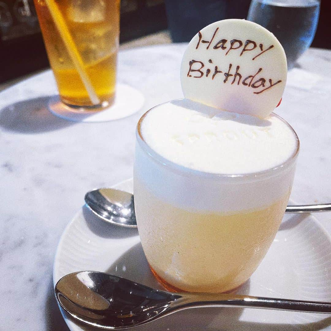 寺崎裕香さんのインスタグラム写真 - (寺崎裕香Instagram)「8月中はずっと誕生日なのかな？！と思うほど、大事な大事な友人達がお祝いしてくれて涙ちょちょぎれ🥹←古っ。  まりやとは最近現場で会う機会が多くて…！嬉しいけど、家族が仕事場にいるような感覚が抜けません。笑 なんかね、ちょっと恥ずかしいの。笑  役者として、母として、隣にいて勉強なる事ばかりで、尊敬できる大事な友人。あと、まりやの笑顔が大好き☺️  そして、平田裕香！！ 貴重な同い年！悩みや、色々思う事考える事のタイミングが近いから、平田との意見交換がすげぇ楽しい。 私とは違う視点を持った彼女からも学ぶことがたくさん！！平田、最近また一段と美人になったよなぁ〜と思う今日この頃。  そして、今同じ作品を作っている仲間達、 一回しか共演してないのに、お姉ちゃんみたいに甘えまくってるかなさん。 熊本の親友。  そして、かつて同じ事務所だった信頼の塊のような仲間達!!!  私を甘やかしてくれる人達がたくさん！笑  本当にいつもありがとう😭😭  そして、産んでくれた母にありがとう！！ですね。 来年のお盆は熊本帰れるといいなぁ。  支えてくれる 周りの皆様、年齢になかなか中身が追いついてない私ですが これからも仲良くして下さいっ。  8月は暑いから嫌いなんだけど。笑 みんなの想いに感謝できる貴重な月でもあるなぁと改めて。  夏も悪くない！！ 熱中症対策、しっかりして！！！ 残りの夏をお互い楽しみましょう♪」8月16日 21時43分 - terachan0804