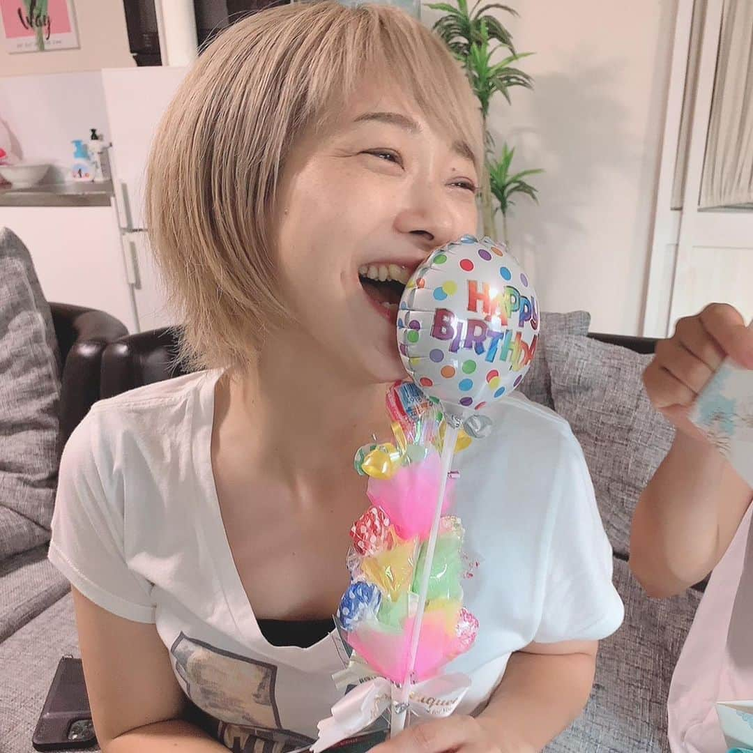 寺崎裕香さんのインスタグラム写真 - (寺崎裕香Instagram)「8月中はずっと誕生日なのかな？！と思うほど、大事な大事な友人達がお祝いしてくれて涙ちょちょぎれ🥹←古っ。  まりやとは最近現場で会う機会が多くて…！嬉しいけど、家族が仕事場にいるような感覚が抜けません。笑 なんかね、ちょっと恥ずかしいの。笑  役者として、母として、隣にいて勉強なる事ばかりで、尊敬できる大事な友人。あと、まりやの笑顔が大好き☺️  そして、平田裕香！！ 貴重な同い年！悩みや、色々思う事考える事のタイミングが近いから、平田との意見交換がすげぇ楽しい。 私とは違う視点を持った彼女からも学ぶことがたくさん！！平田、最近また一段と美人になったよなぁ〜と思う今日この頃。  そして、今同じ作品を作っている仲間達、 一回しか共演してないのに、お姉ちゃんみたいに甘えまくってるかなさん。 熊本の親友。  そして、かつて同じ事務所だった信頼の塊のような仲間達!!!  私を甘やかしてくれる人達がたくさん！笑  本当にいつもありがとう😭😭  そして、産んでくれた母にありがとう！！ですね。 来年のお盆は熊本帰れるといいなぁ。  支えてくれる 周りの皆様、年齢になかなか中身が追いついてない私ですが これからも仲良くして下さいっ。  8月は暑いから嫌いなんだけど。笑 みんなの想いに感謝できる貴重な月でもあるなぁと改めて。  夏も悪くない！！ 熱中症対策、しっかりして！！！ 残りの夏をお互い楽しみましょう♪」8月16日 21時43分 - terachan0804