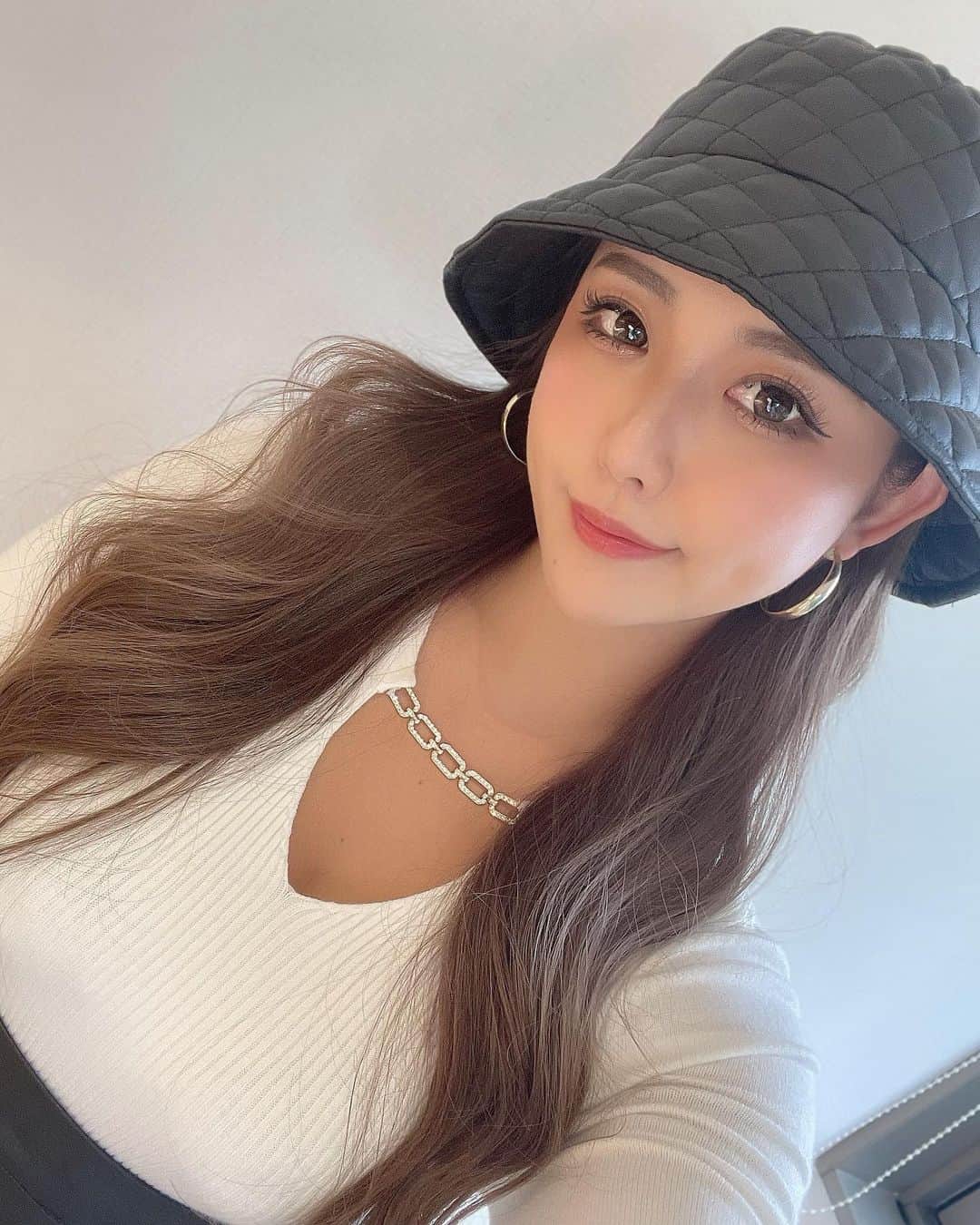 のインスタグラム：「♡ . . . まだ暑いけど小物から🍂 . . . 間違いなく今年のawいちばん被るであろう. キルティングのバケハ🤎🤎🤎 . . 4枚目に分かりやすい色味あるよ！. 既に人気なので、お早めに😌🤎 . . . . . #fashion #styleinspo #ootd #outfitoftheday #whatiwore #knit #instastyle #lookgoodfeelgood #yurinochanncode  #ショルダーフリル #サマーニット #レザースカート #ミニスカート #バケットハット #キルティング #156cm  #156cmコーデ」