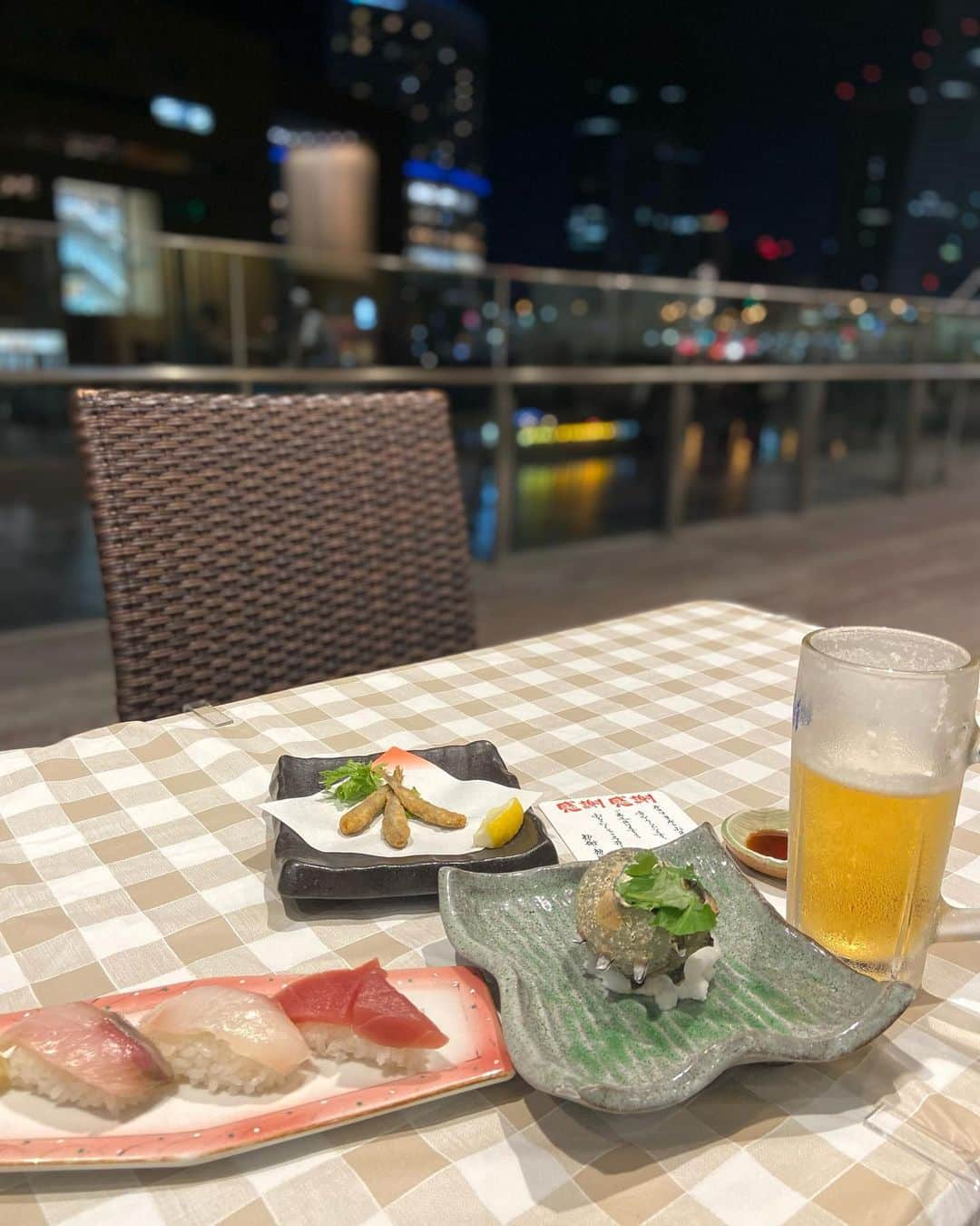 lalapinkさんのインスタグラム写真 - (lalapinkInstagram)「ちょい飲みセット🍺 1100円✨ お得過ぎる😁  テラス席は1つだけだったけど、空いててラッキー。 マスクなしでも一人飲みでも気にせず、ゆっくり出来ました😊  次回もヨコハマ行ったら、絶対利用したい。 穴場でおススメ！  @kabuki_rakusisufuronto   #ちょい飲み #ちょい飲みセット #テラス席 #夜景 #さざえのつぼ焼き #ビール #beer #みなとみらい #横浜 #一人飲み」8月16日 22時02分 - lalapink