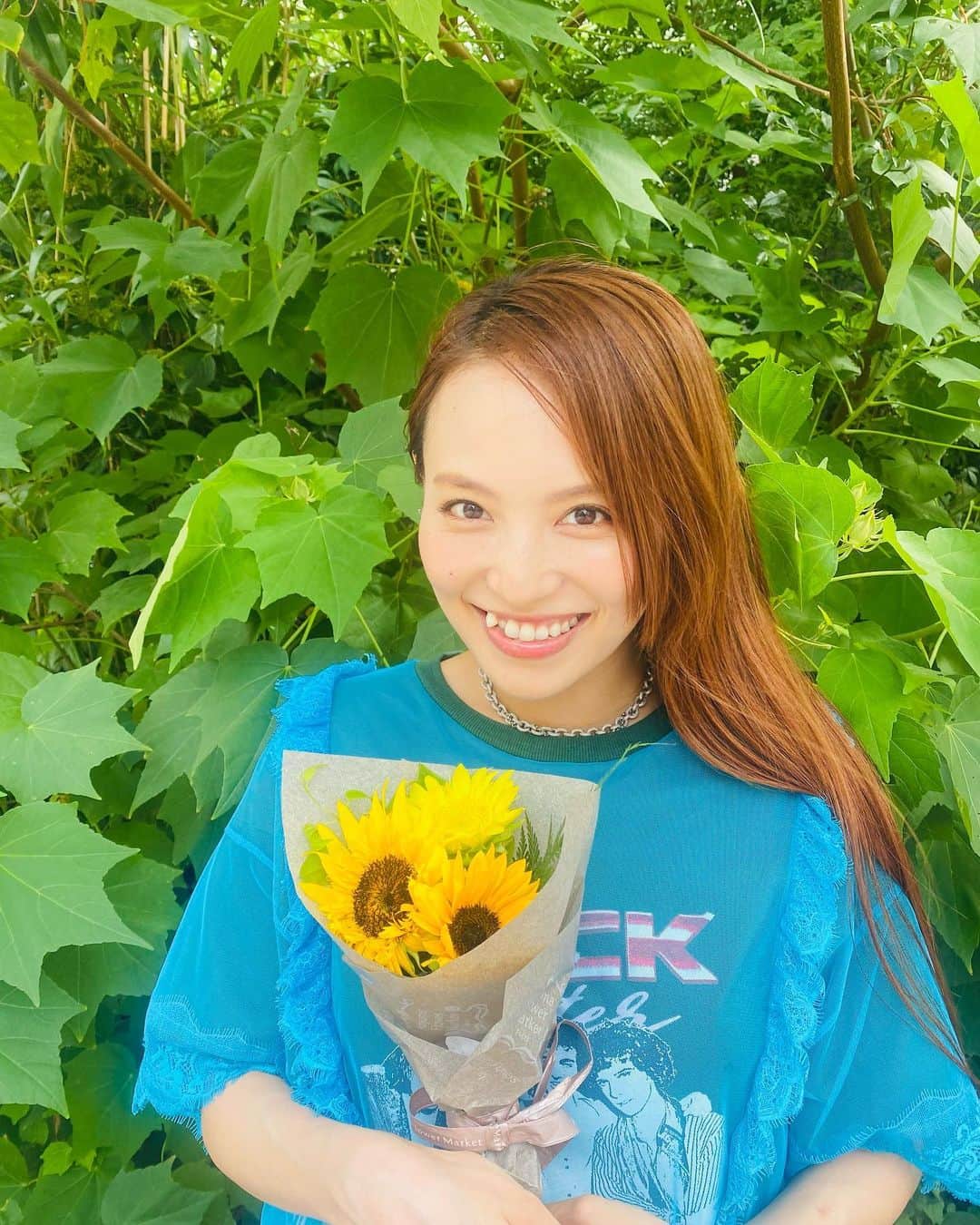 田野アサミのインスタグラム：「🌻✨ ごきげんよう✨皆さんお元気ですか？ 『可愛かったのでっ！』と向日葵の花束を頂いた🌻 私のネイルも向日葵colorだっ😚 #田野アサミ#asamitano#ありがとう#sunflower 素敵向日葵🌻見て皆の夏バテ吹き飛べー！（なっていたら✨）」
